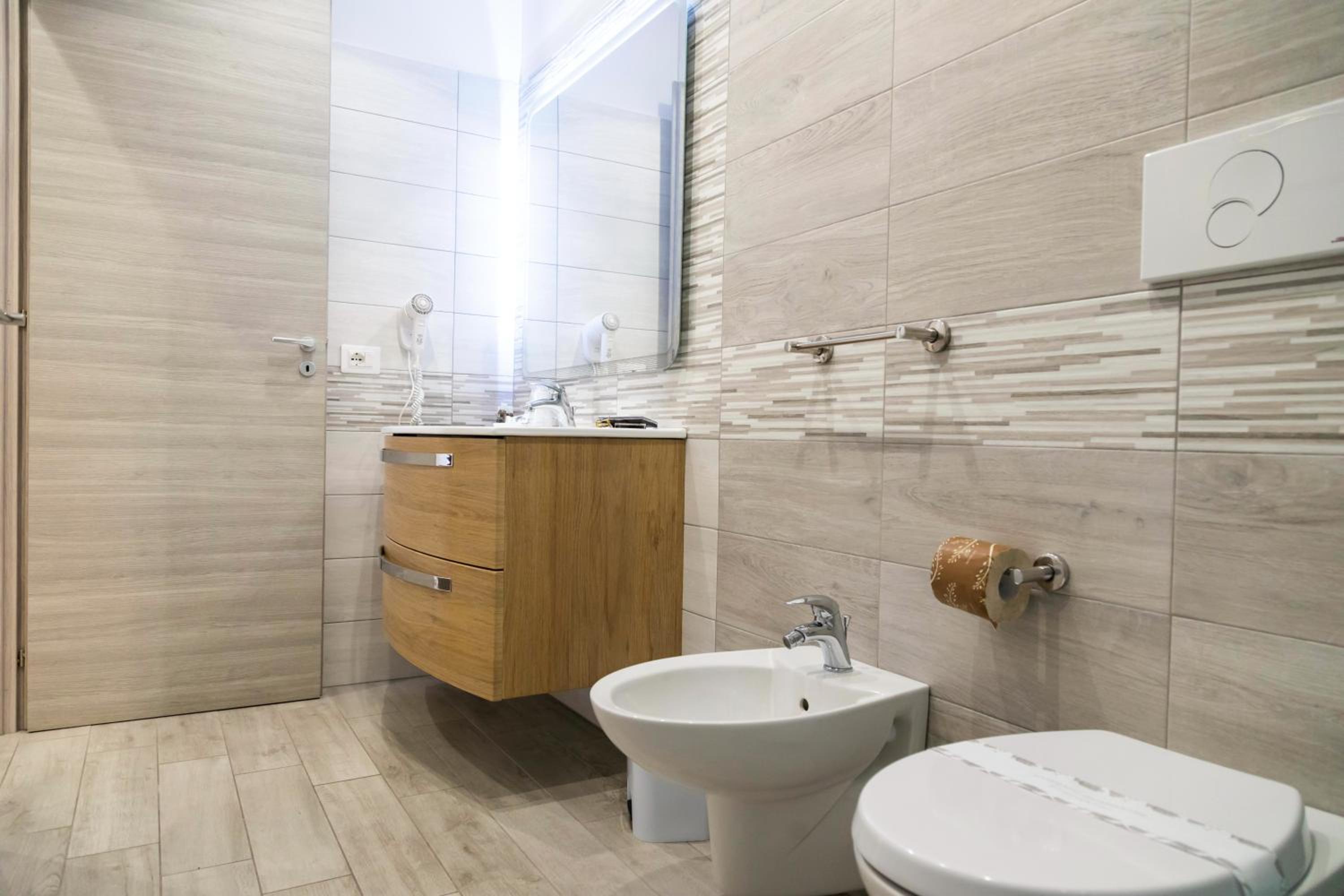 Quadruple Room - Photo 11