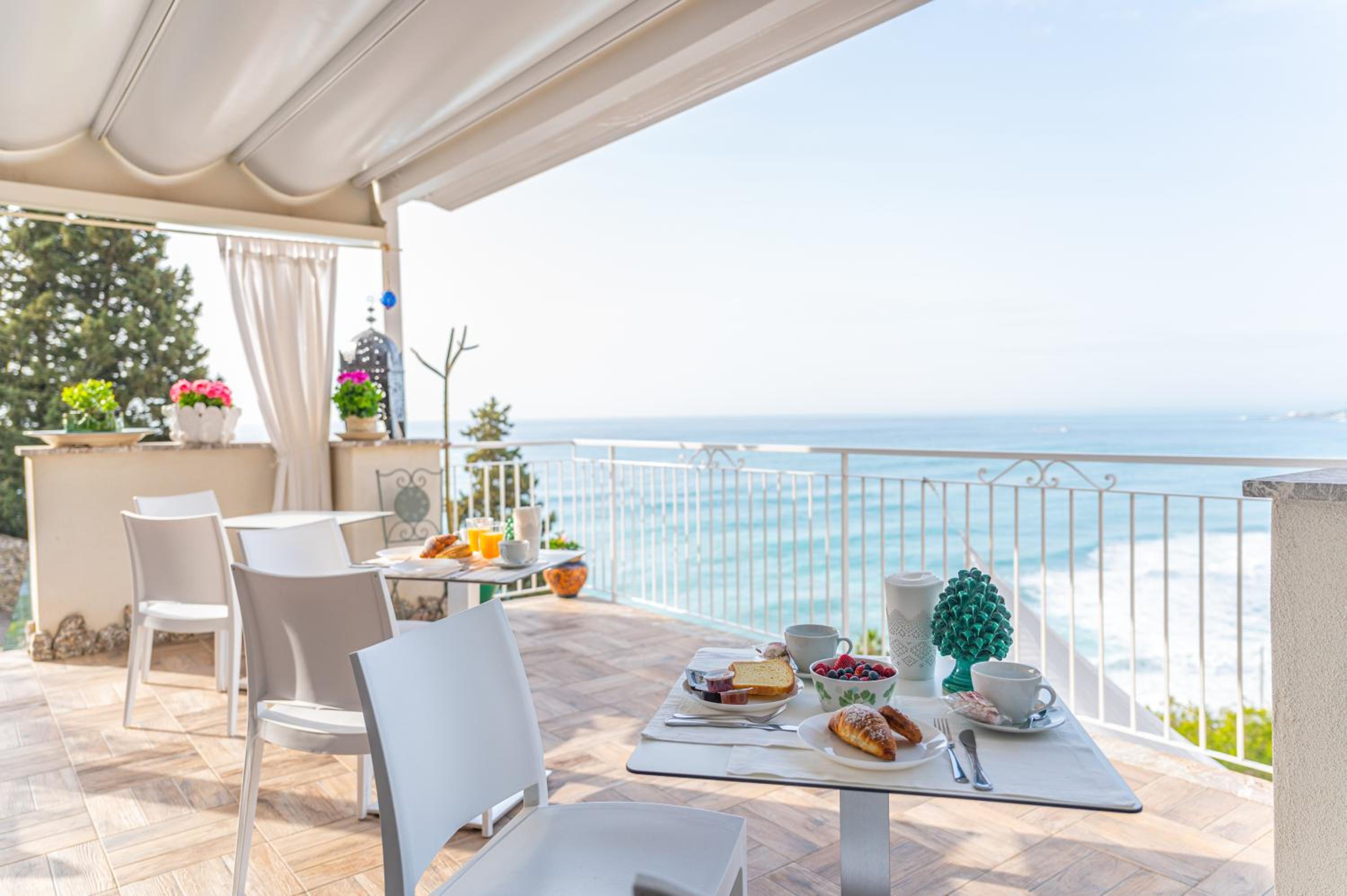 Deluxe Double Room with Balcony and Sea View photo 3