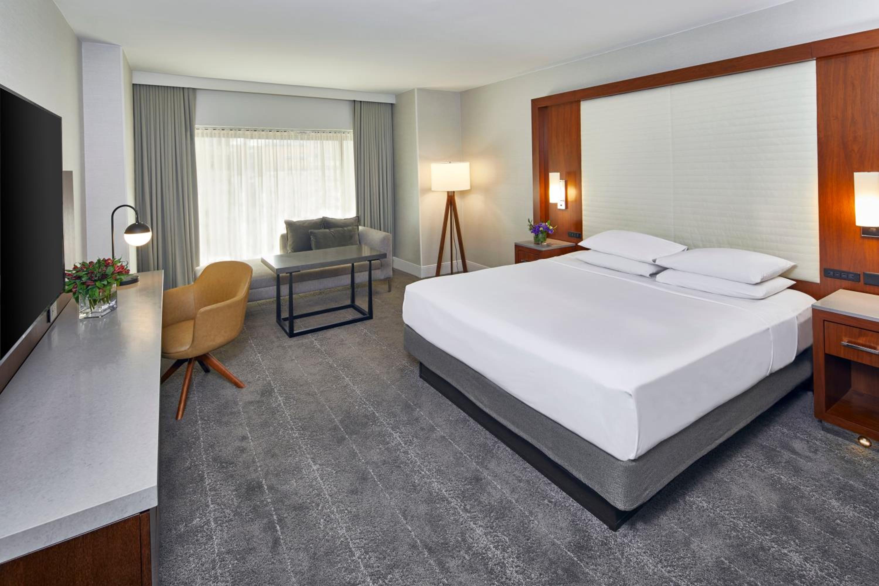 Corner Deluxe King Room - Photo 2