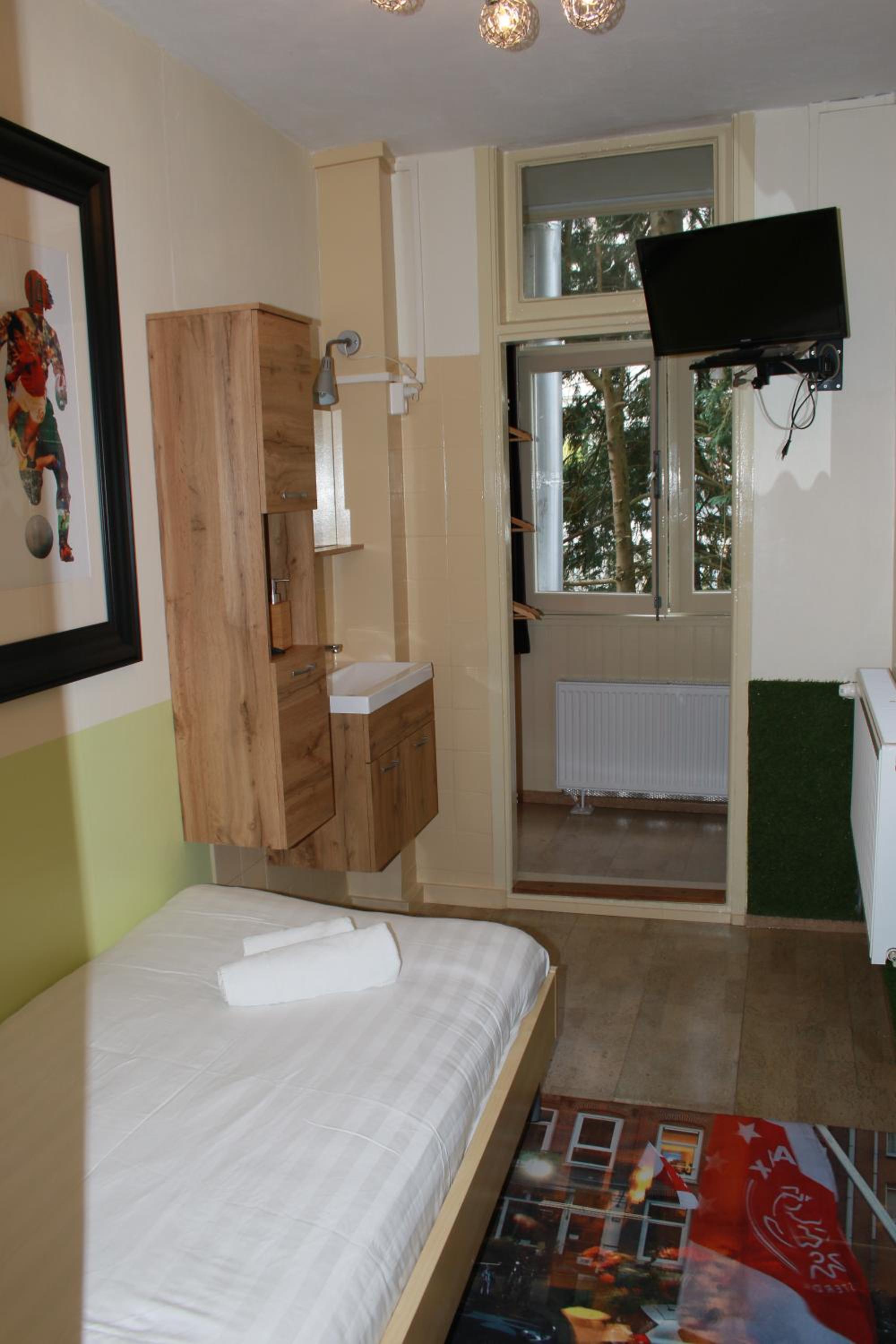 Single Room with Shared Bathroom photo 2