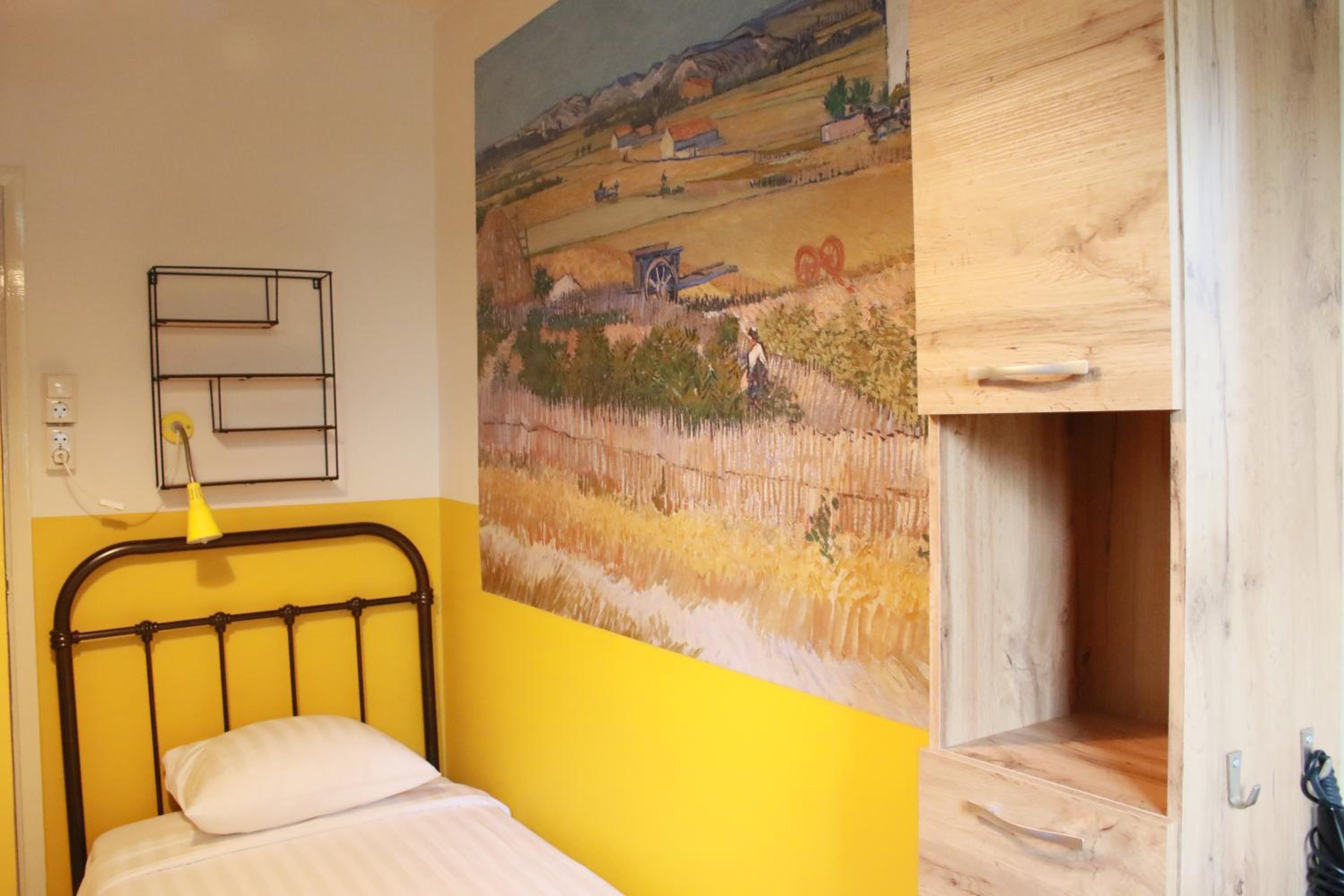 Single Room with Shared Bathroom photo 3
