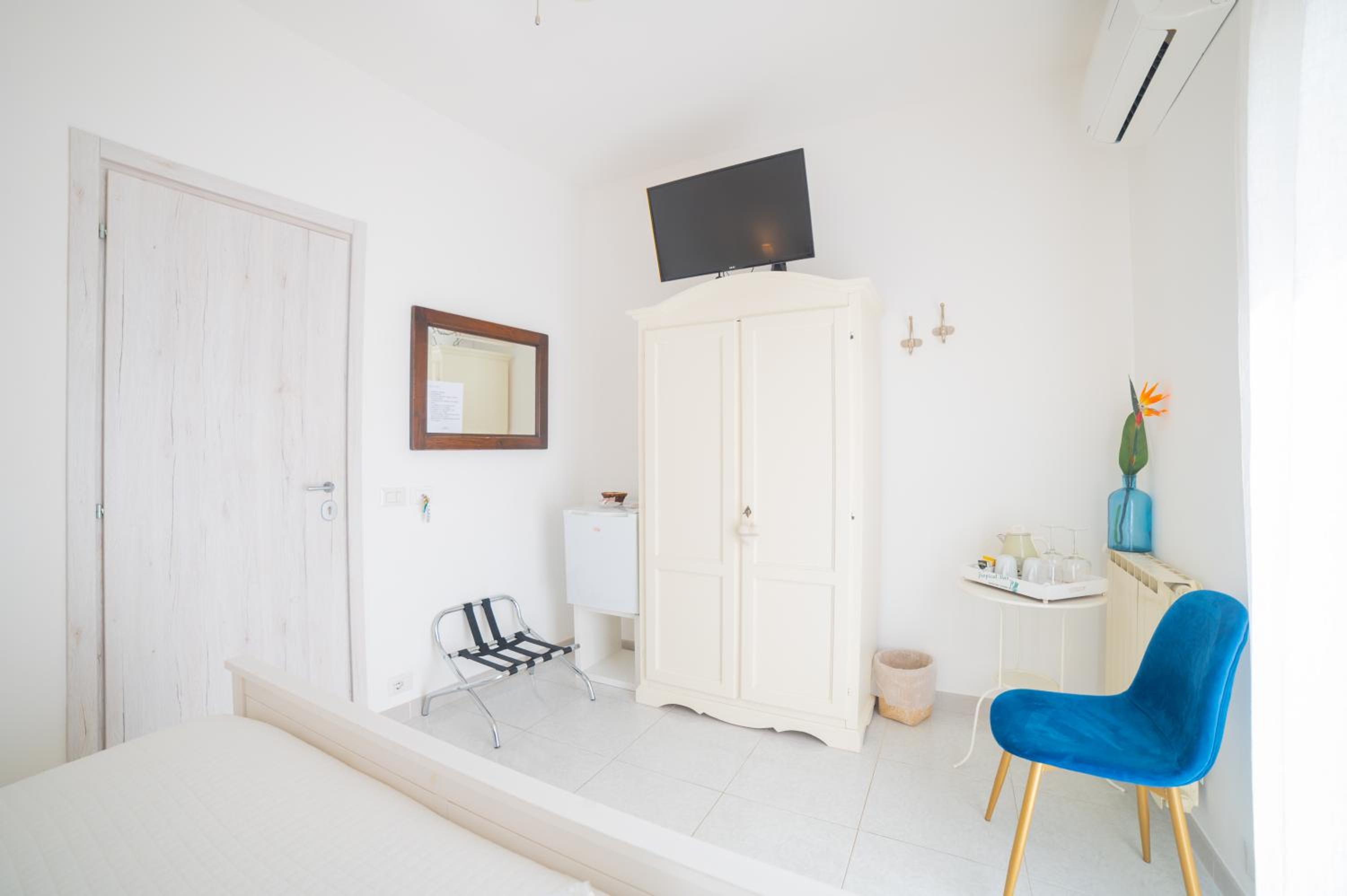 Double Room with Private External Bathroom - Photo 7