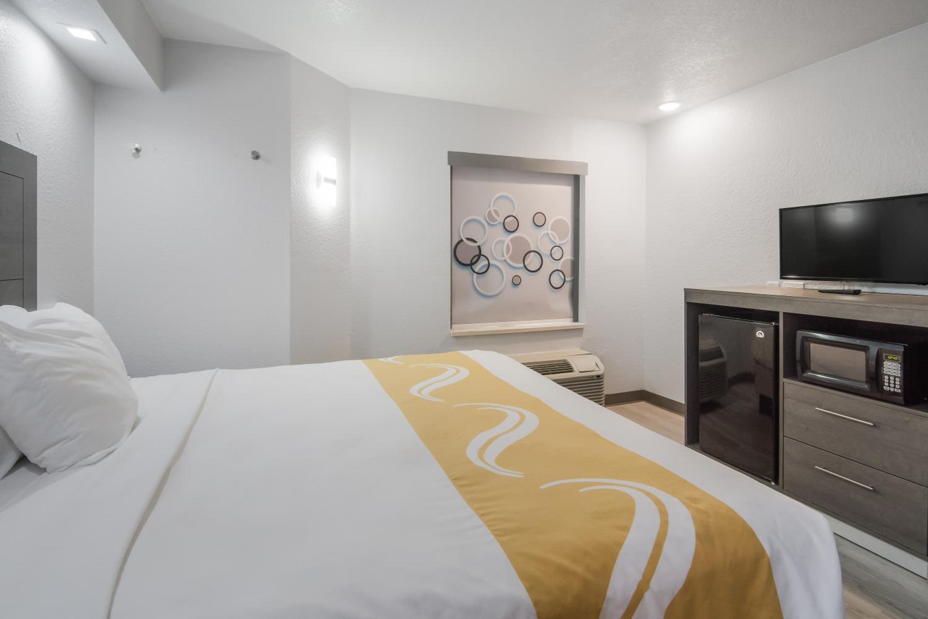 King Room - Non-Smoking - Photo 3