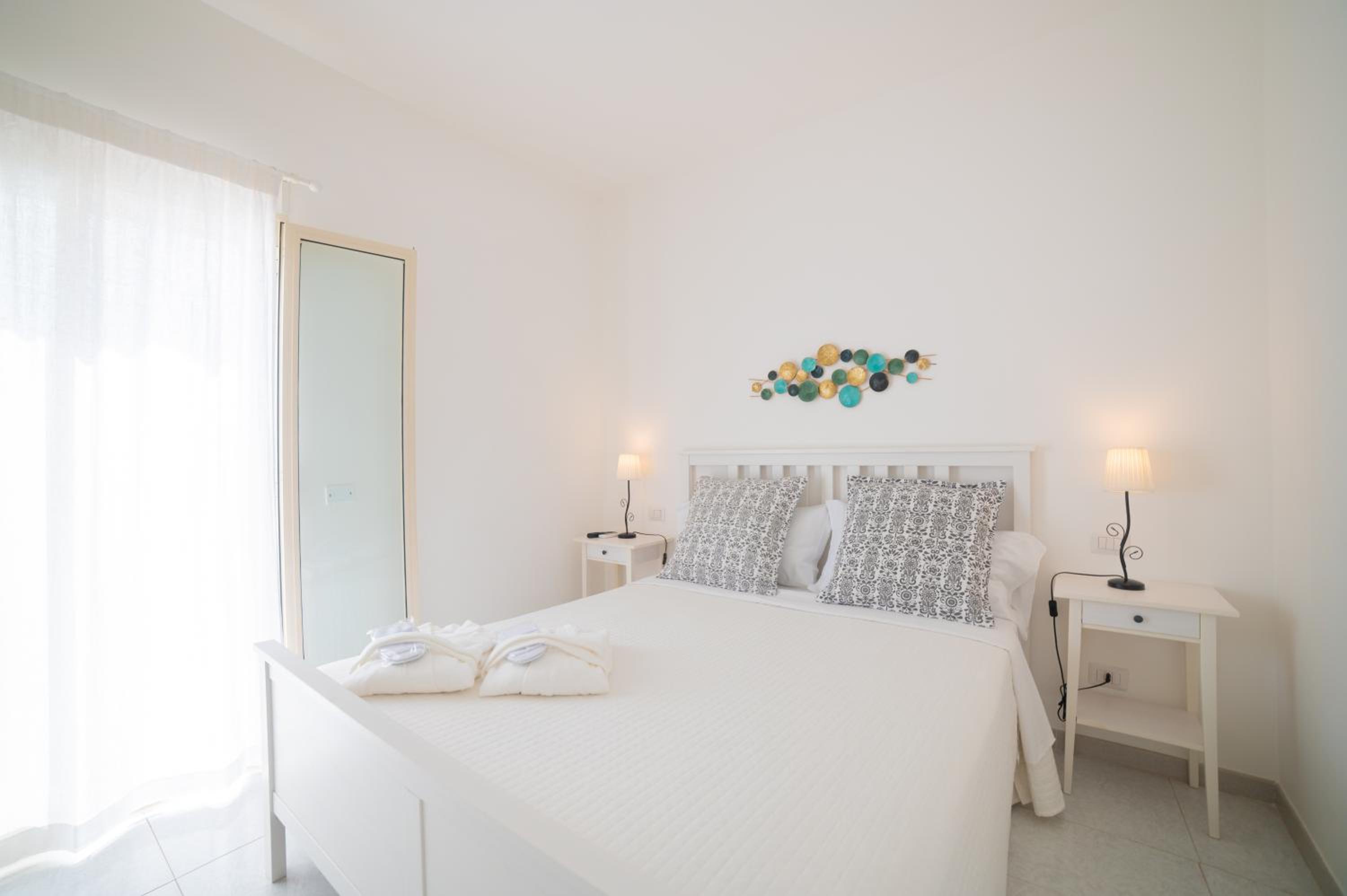 Double Room with Private External Bathroom - Photo 8