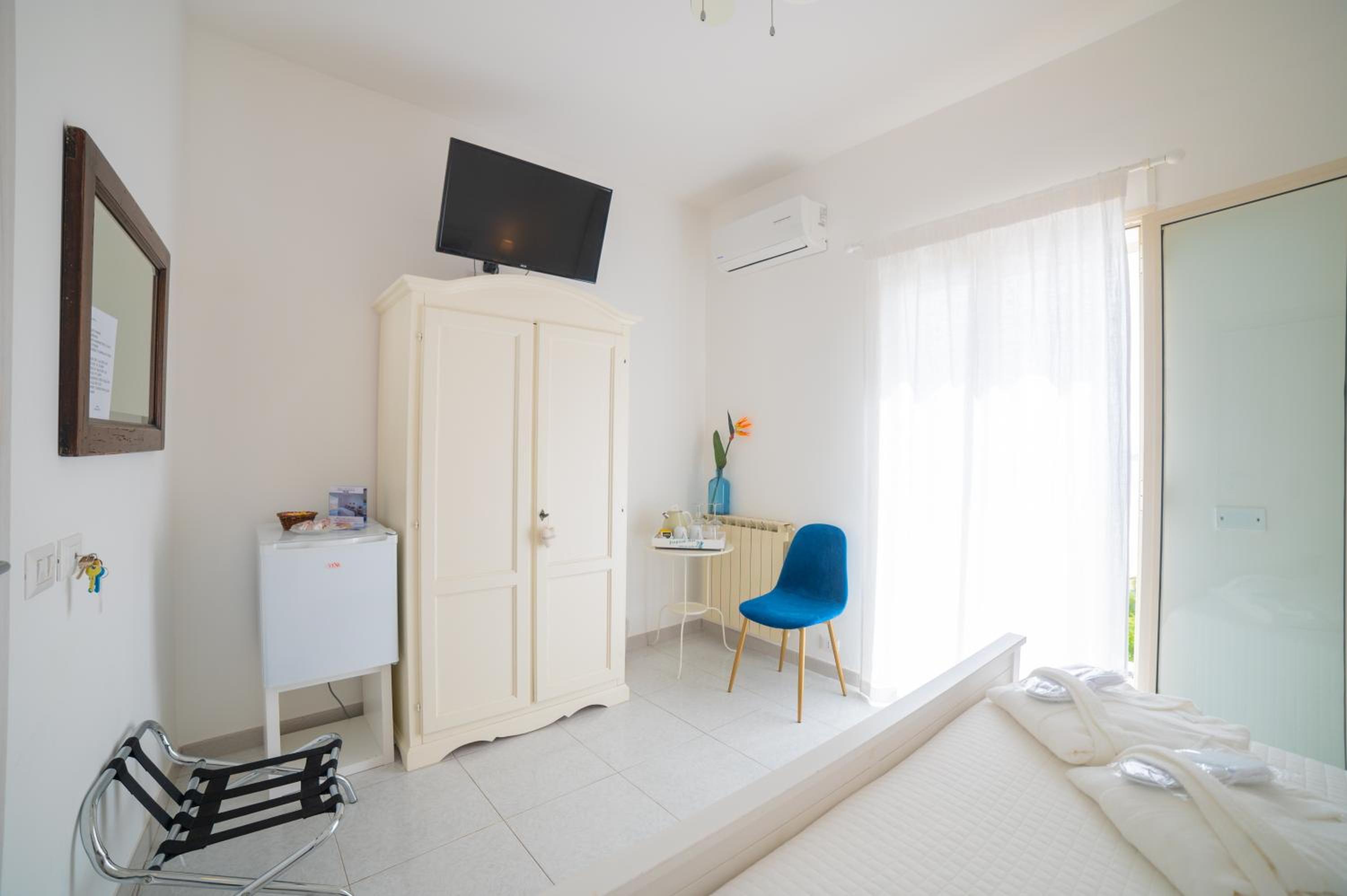 Double Room with Private External Bathroom - Photo 10