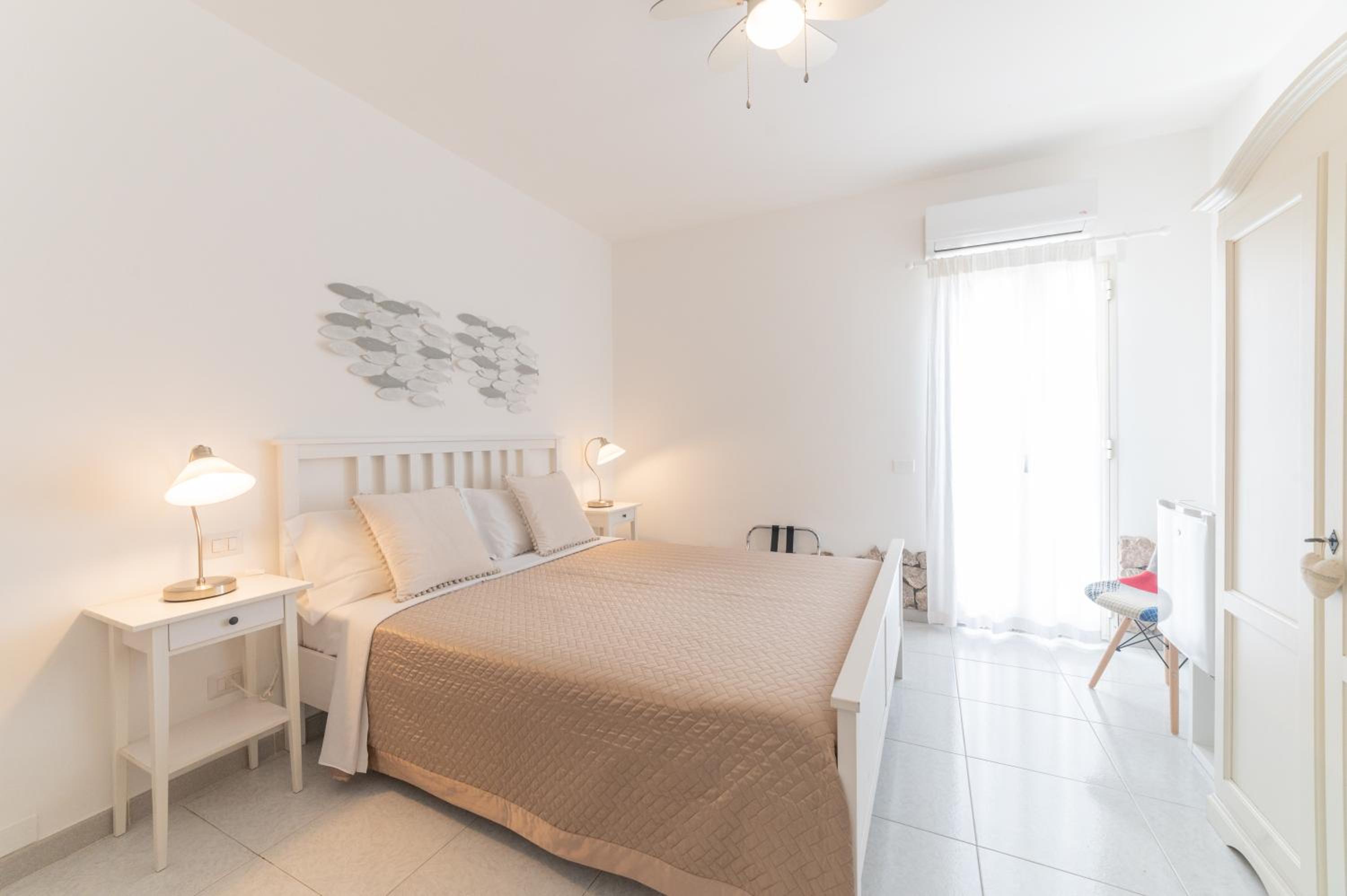 Deluxe Double Room with Side Sea View photo 1