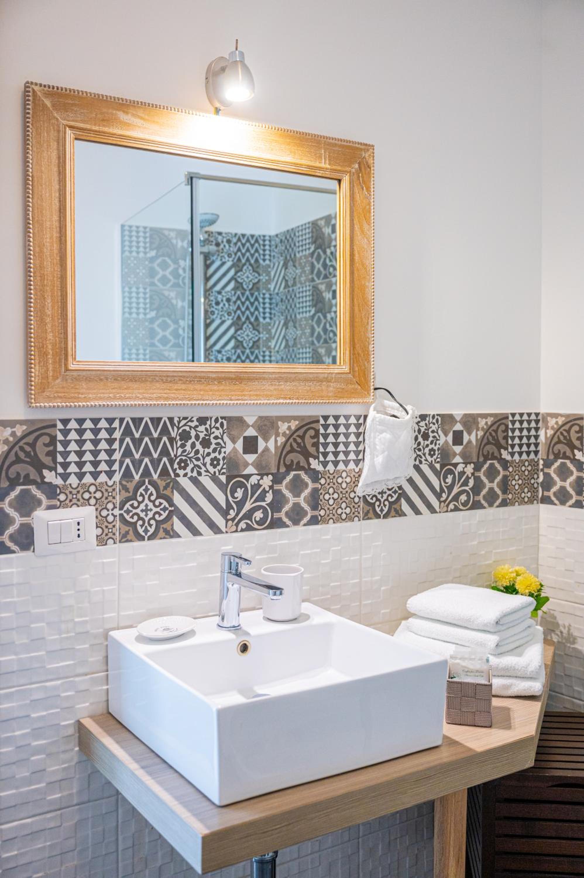 Double Room with Private External Bathroom - Photo 4