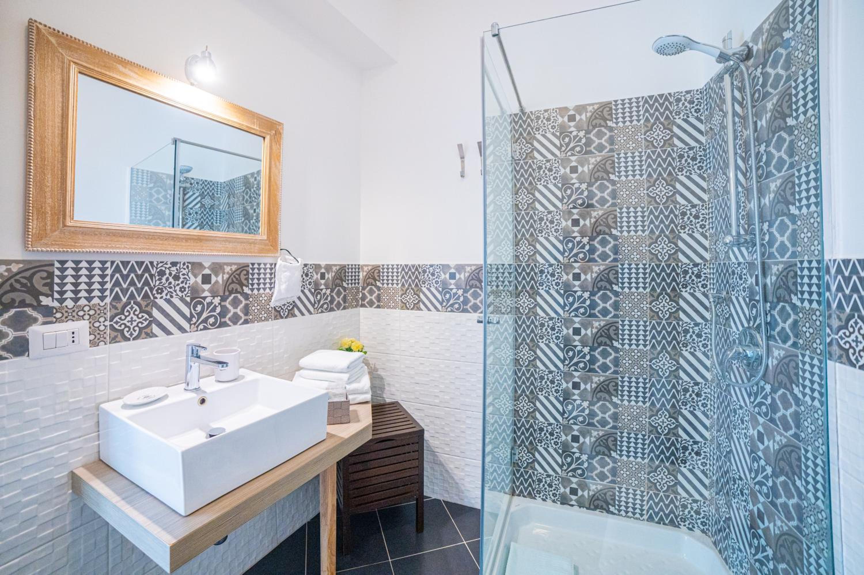 Double Room with Private External Bathroom - Photo 6