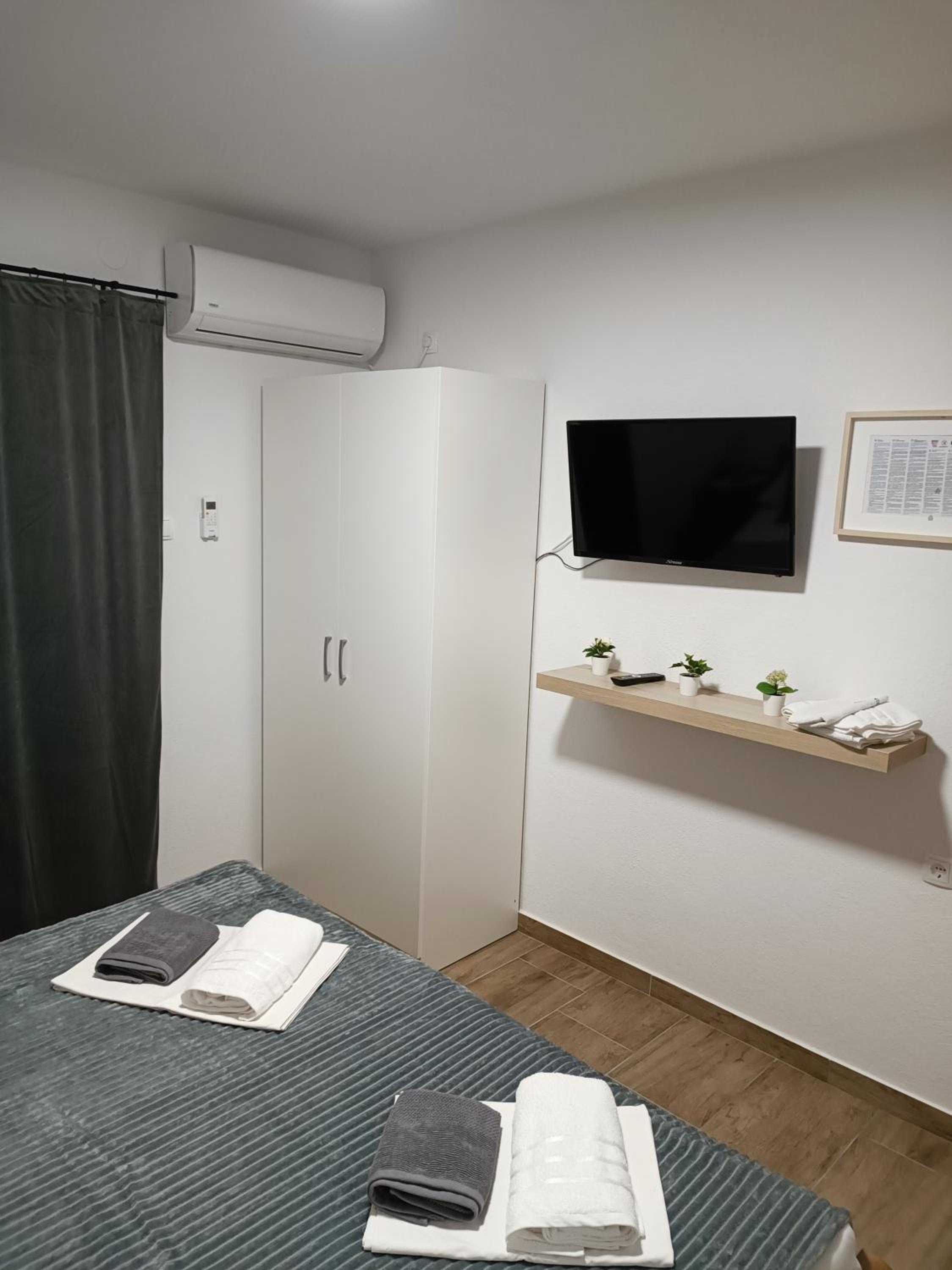 Double or Twin Room with Terrace - Photo 3