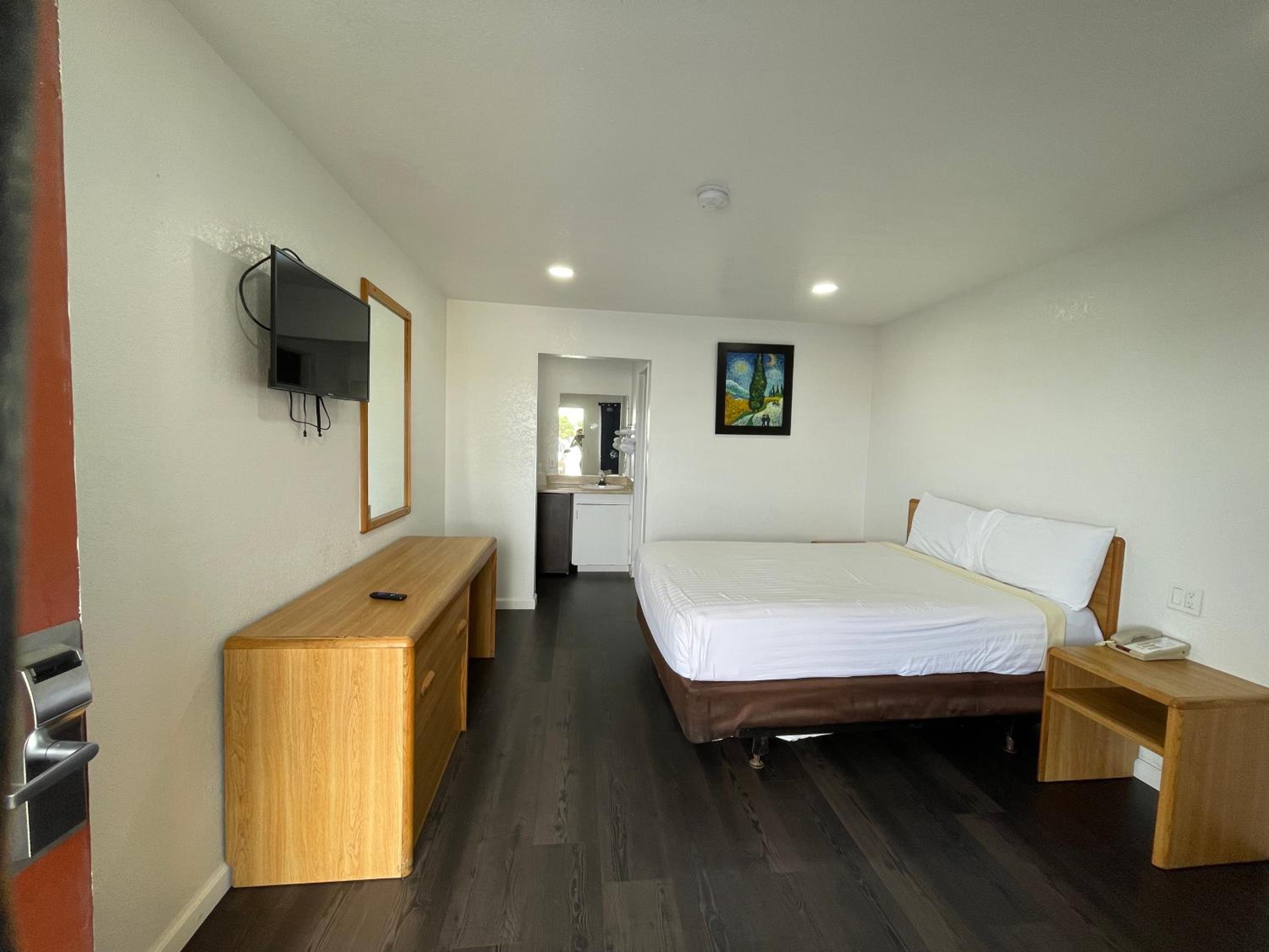 Budget Single Room- Smoking photo 1