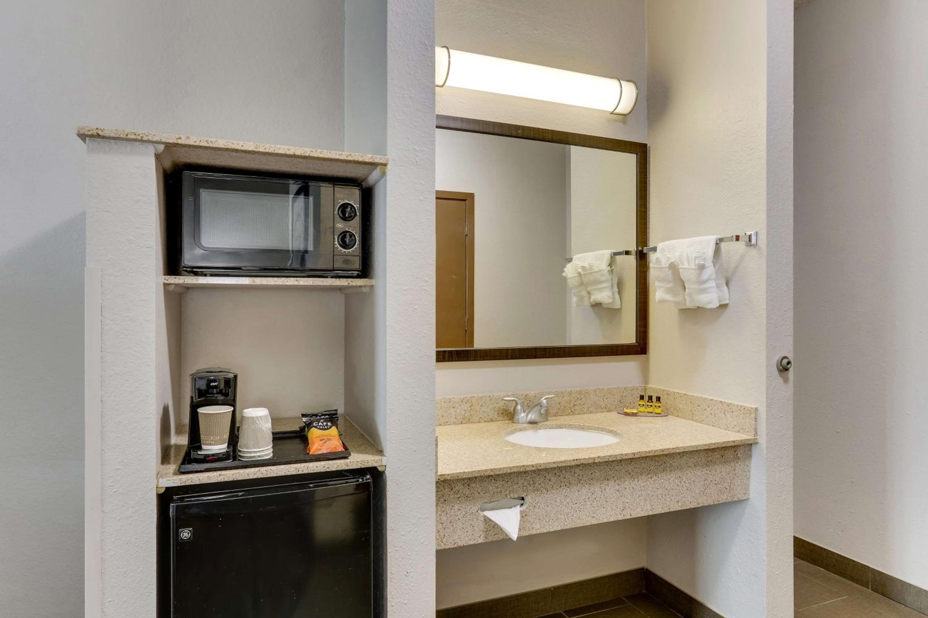 King Suite with Sofa Bed and Jetted Tub - Non-Smoking - Photo 4