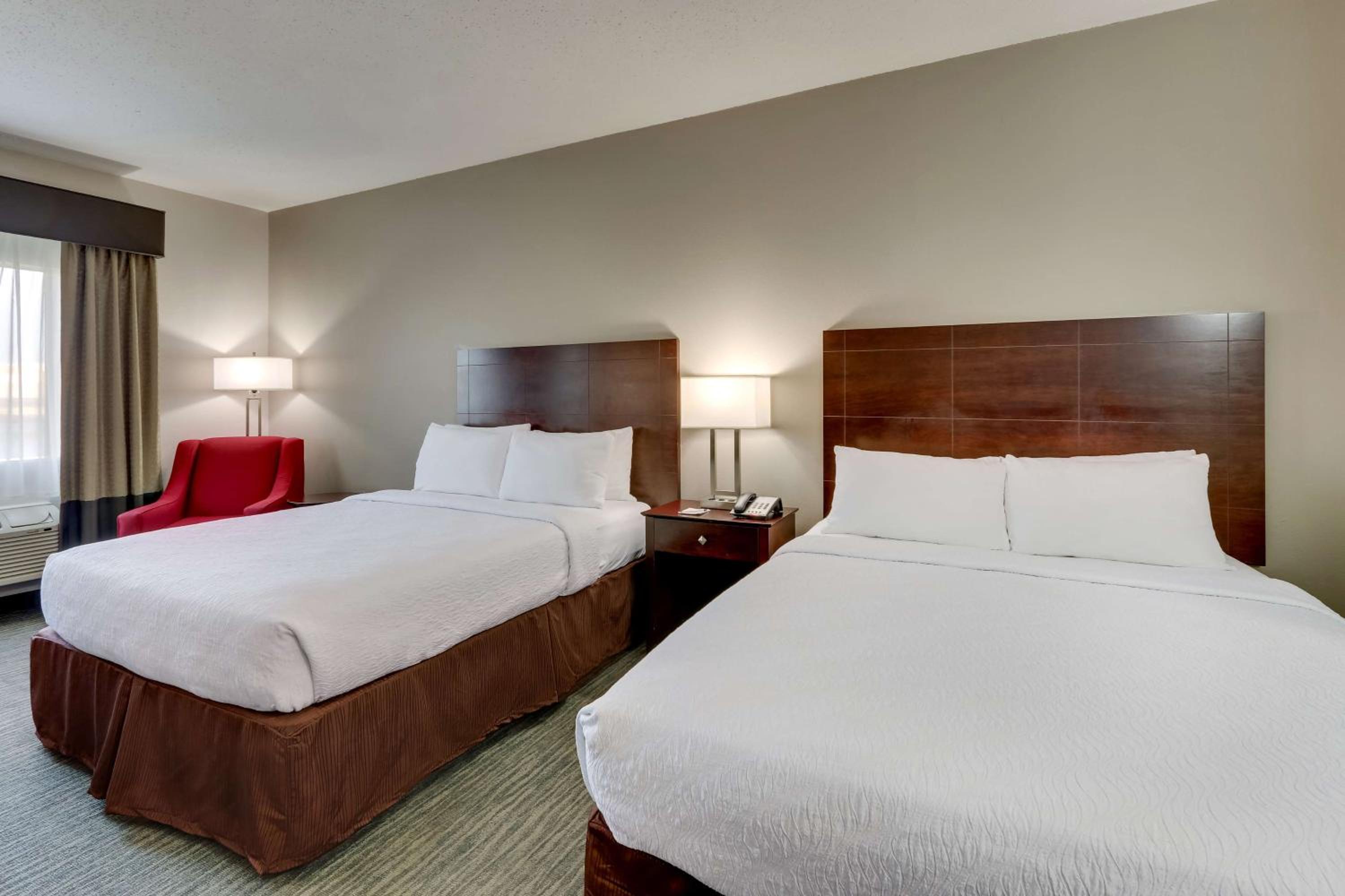 Queen Room with Two Queen Beds - Non-Smoking - Photo 2