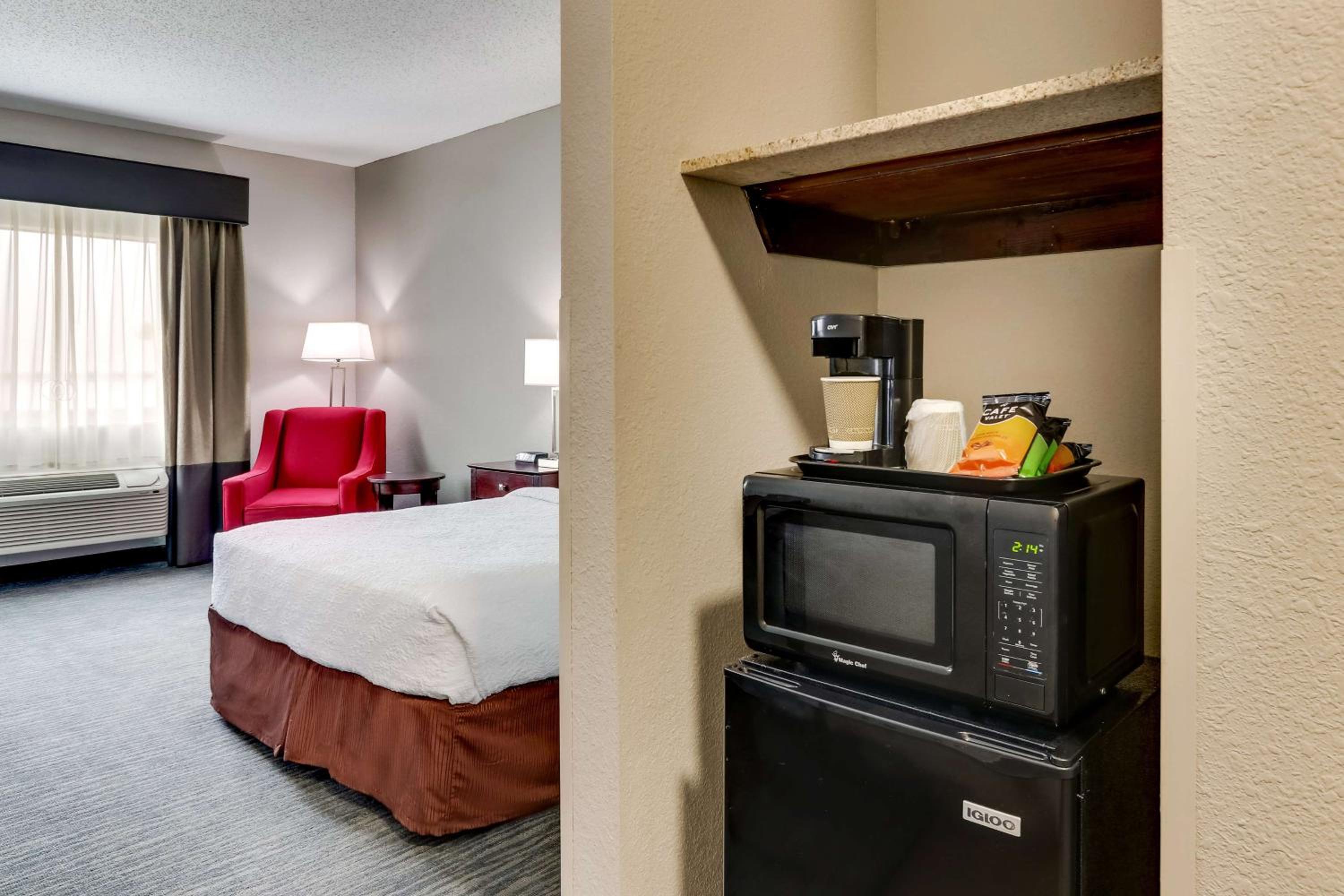 Queen Room - Mobility Accessible/Non-Smoking - Photo 2