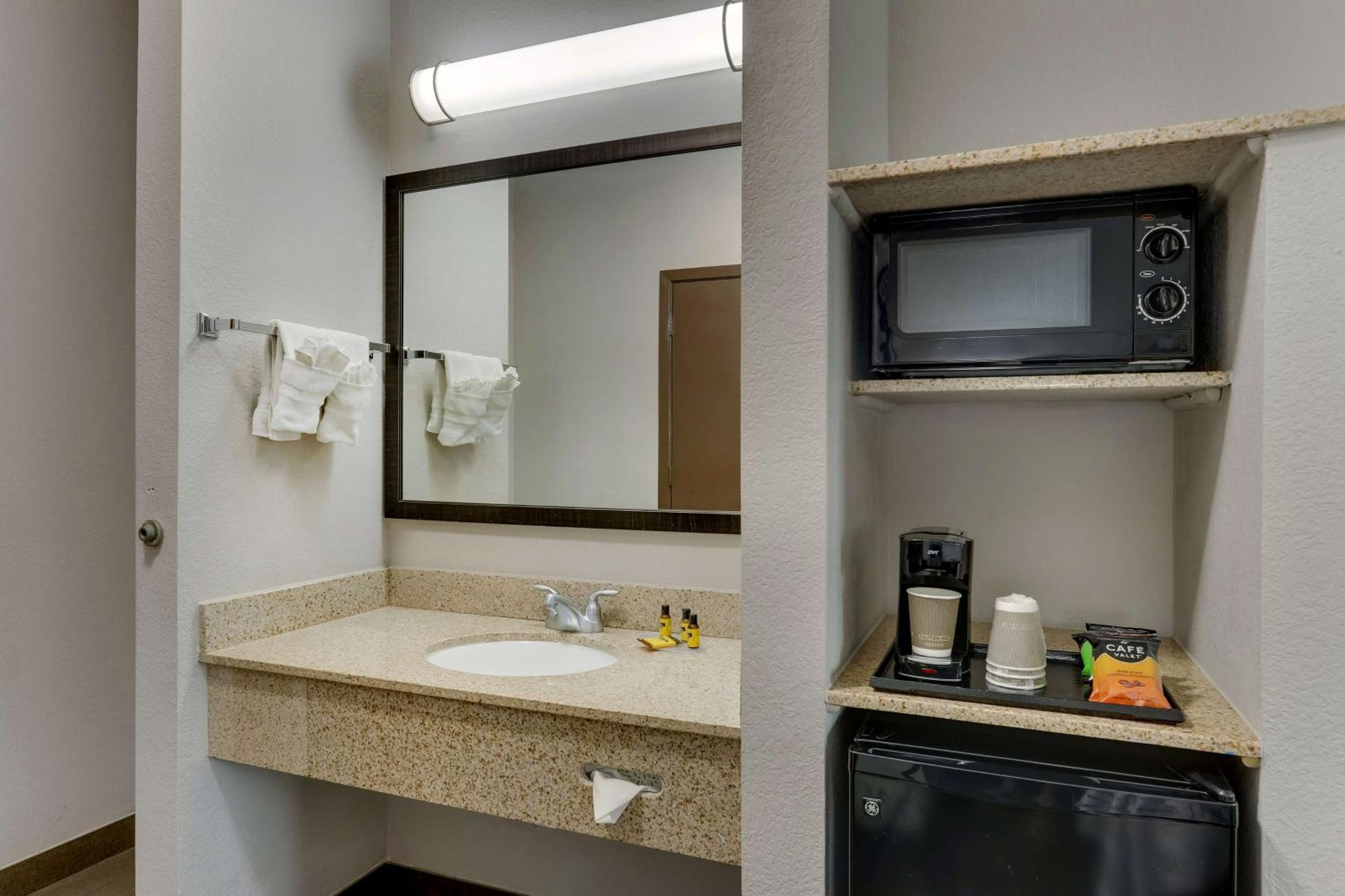 King Room - Non-Smoking - Photo 2