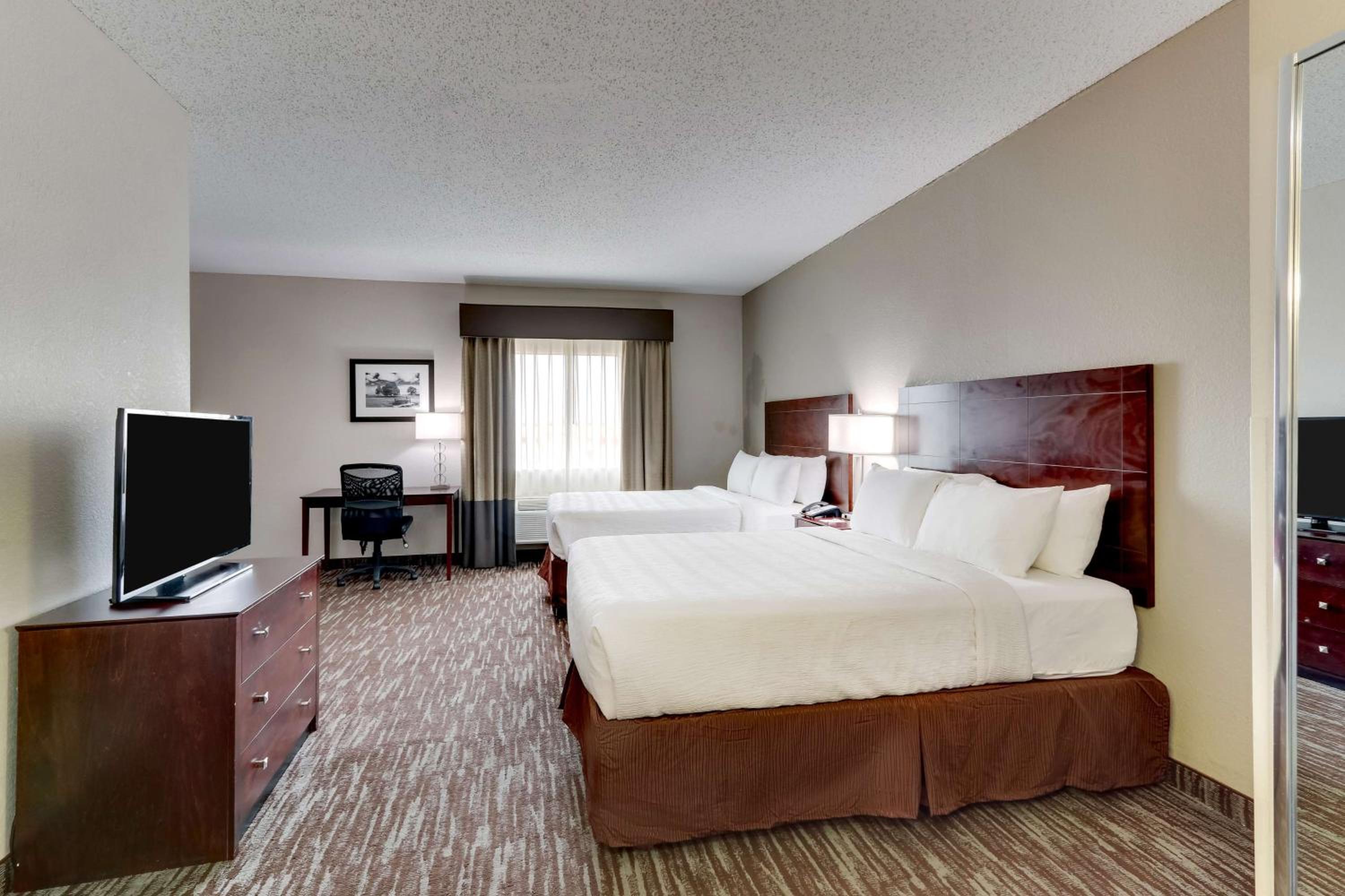 Queen Suite with Two Queen Beds and Sofa Bed - Non-Smoking - Photo 1