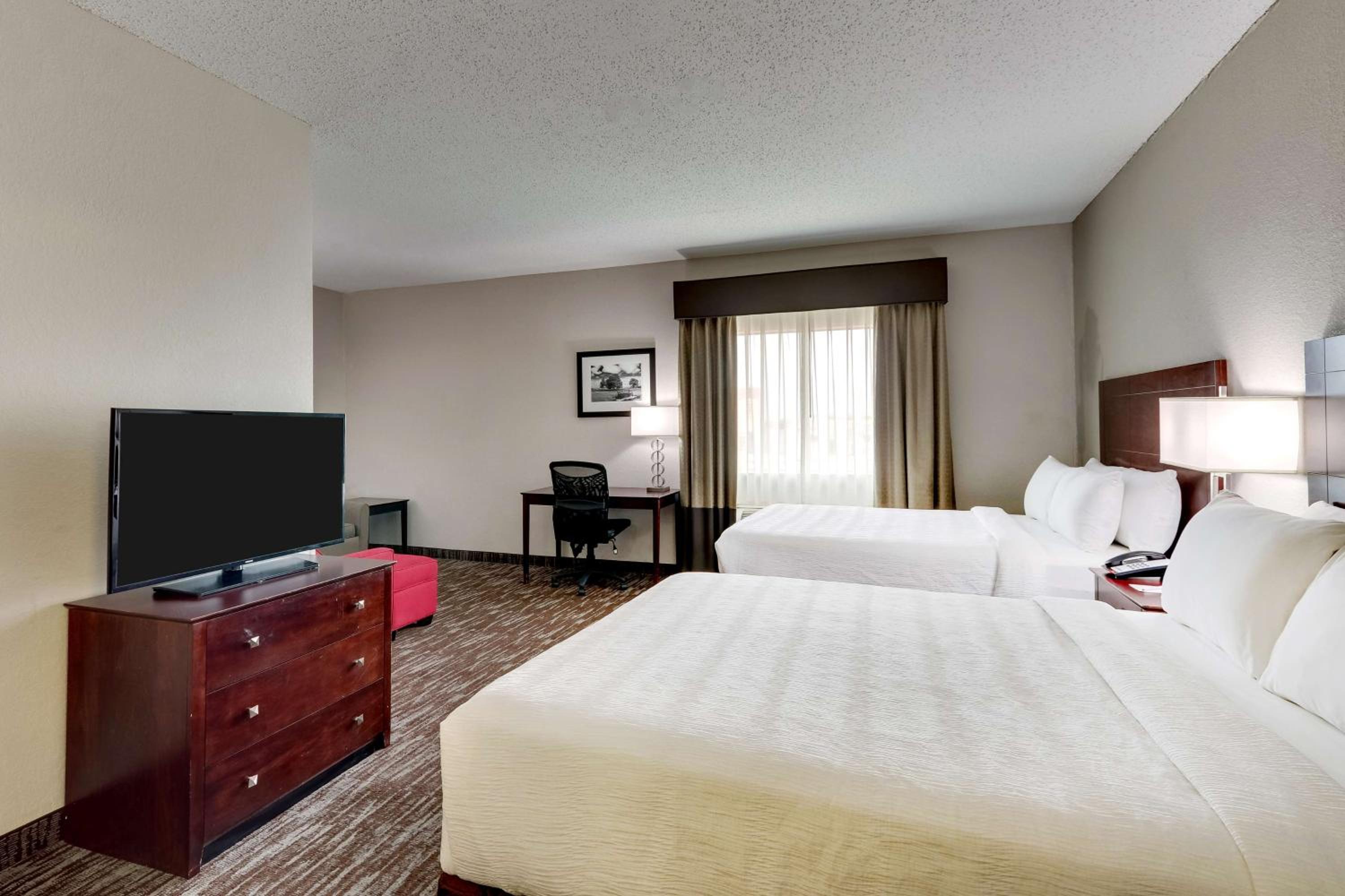 Queen Suite with Two Queen Beds and Sofa Bed - Non-Smoking - Photo 4