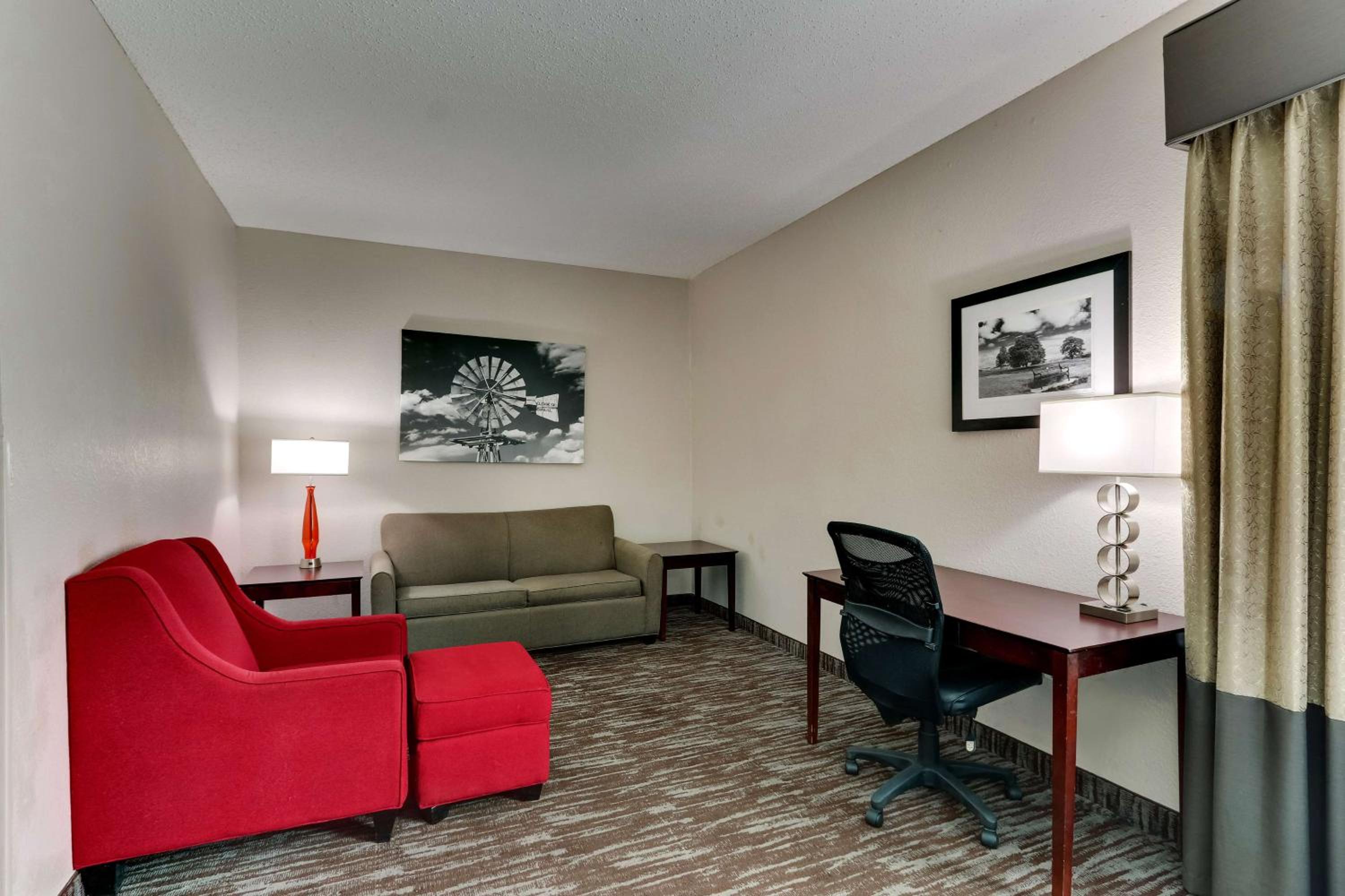 Queen Suite with Two Queen Beds and Sofa Bed - Non-Smoking - Photo 5