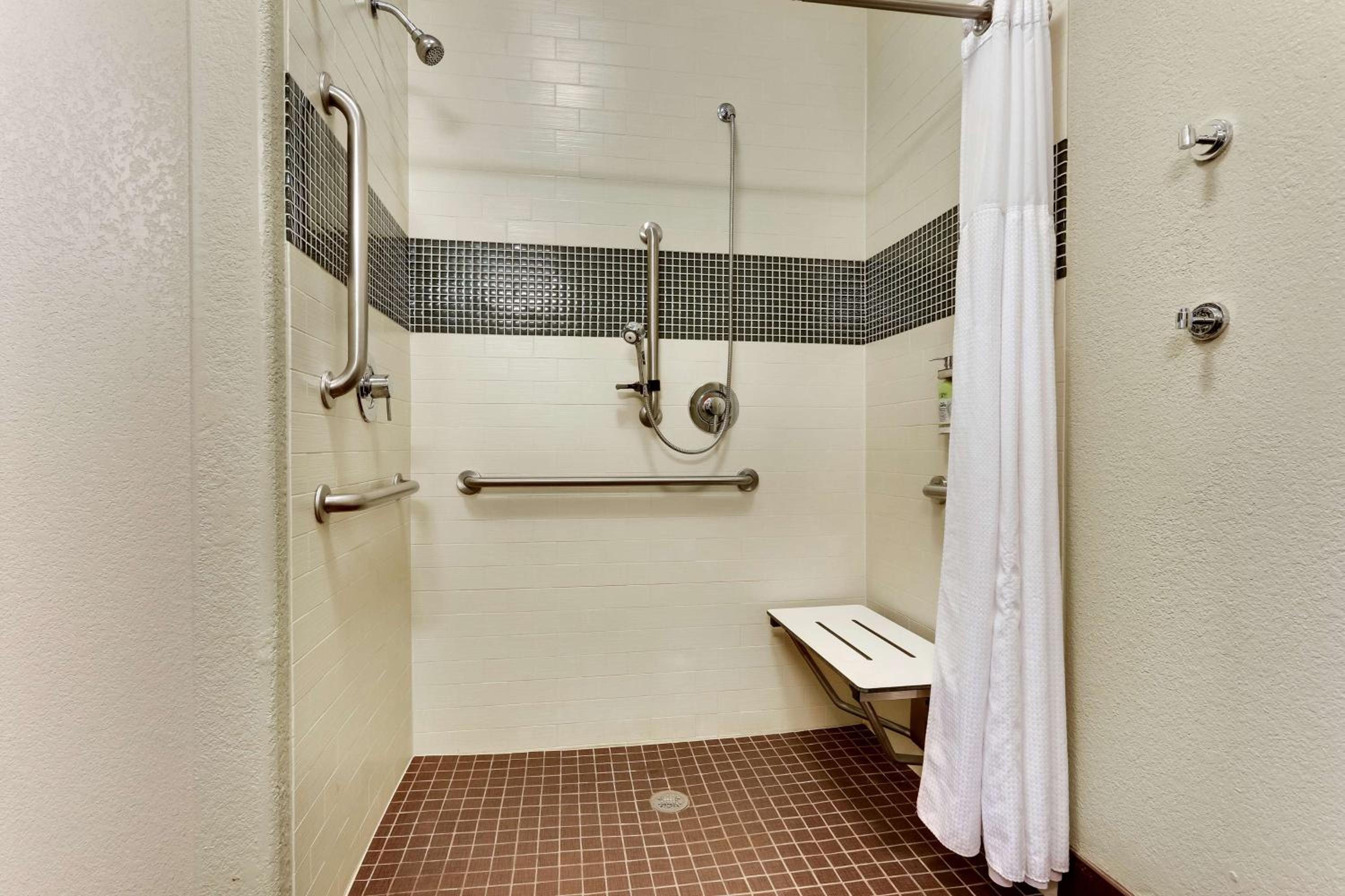 Queen Room - Mobility Accessible/Non-Smoking - Photo 5