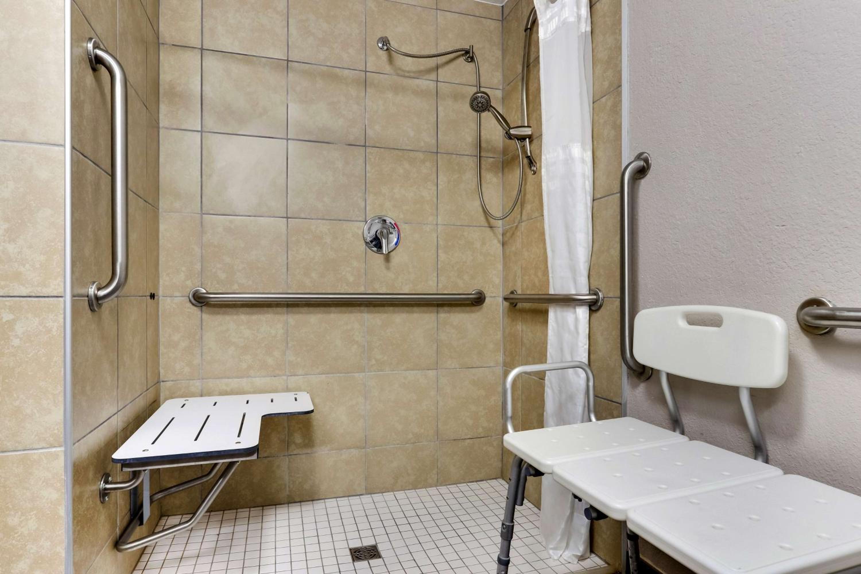 Queen Room - Mobility Accessible/Non-Smoking - Photo 3