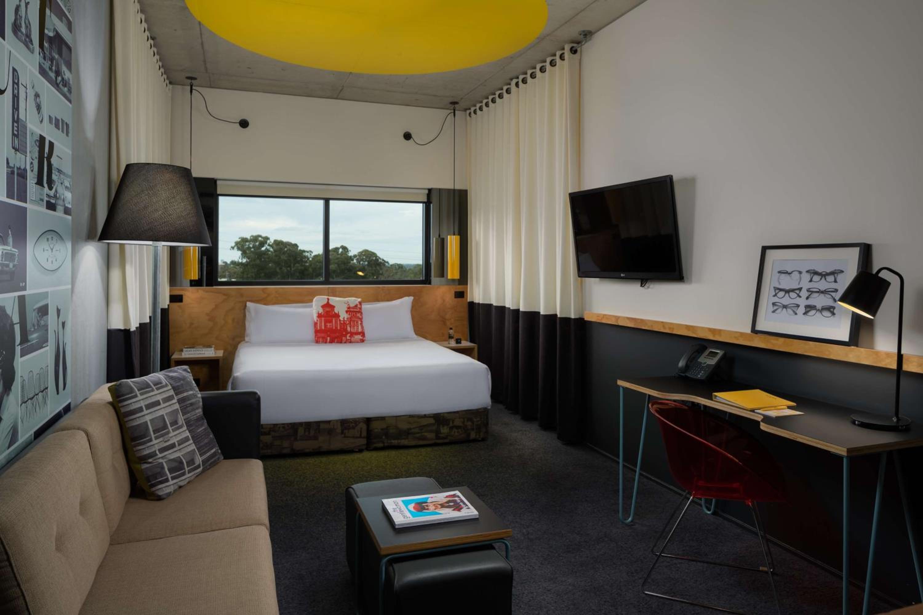 Entertainer King Room