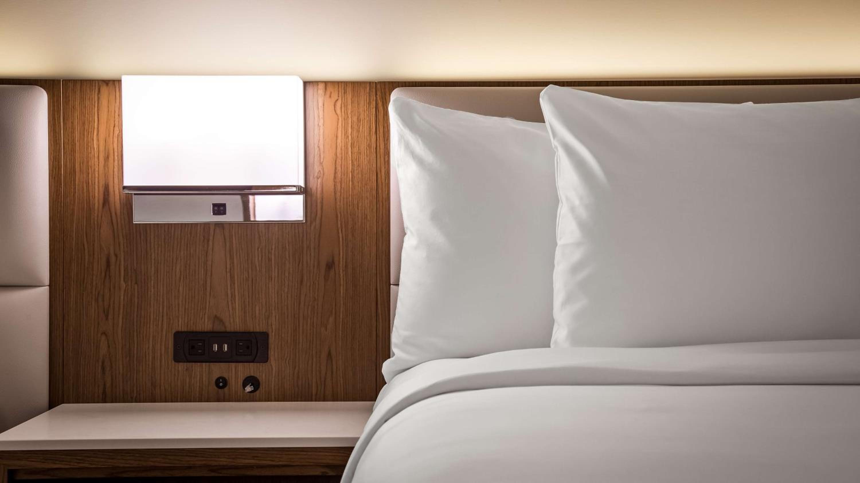 King Room with Roll-in Shower - Mobility Accessible/Non-Smoking