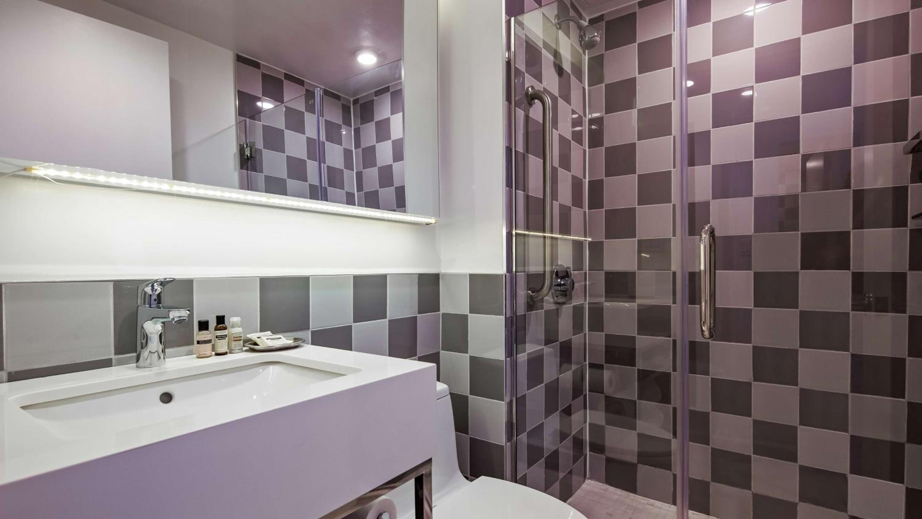 King Room with Roll-in Shower - Mobility Accessible/Non-Smoking thumbnail 5
