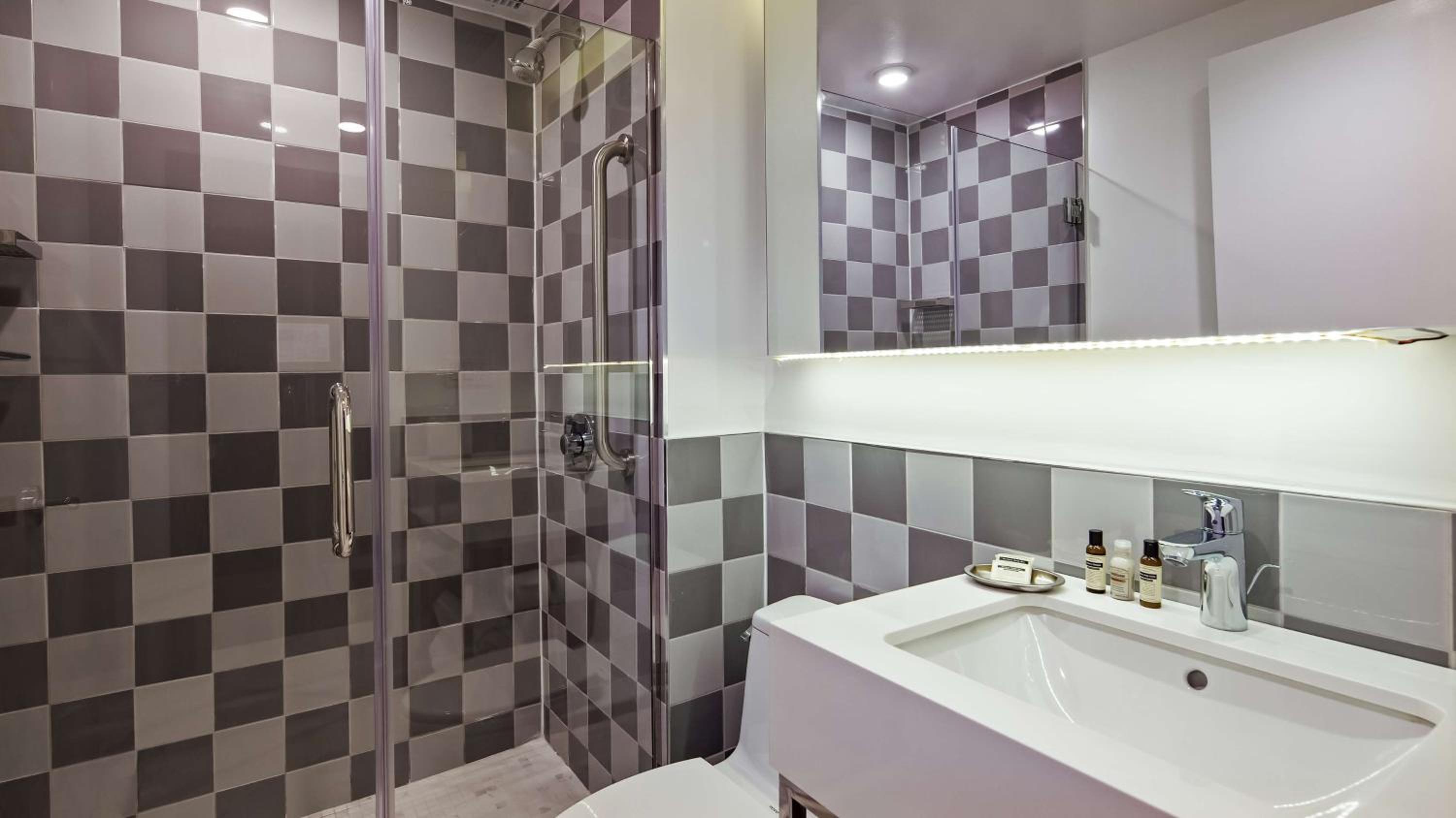 Queen Room with Roll-In Shower - Disability Access