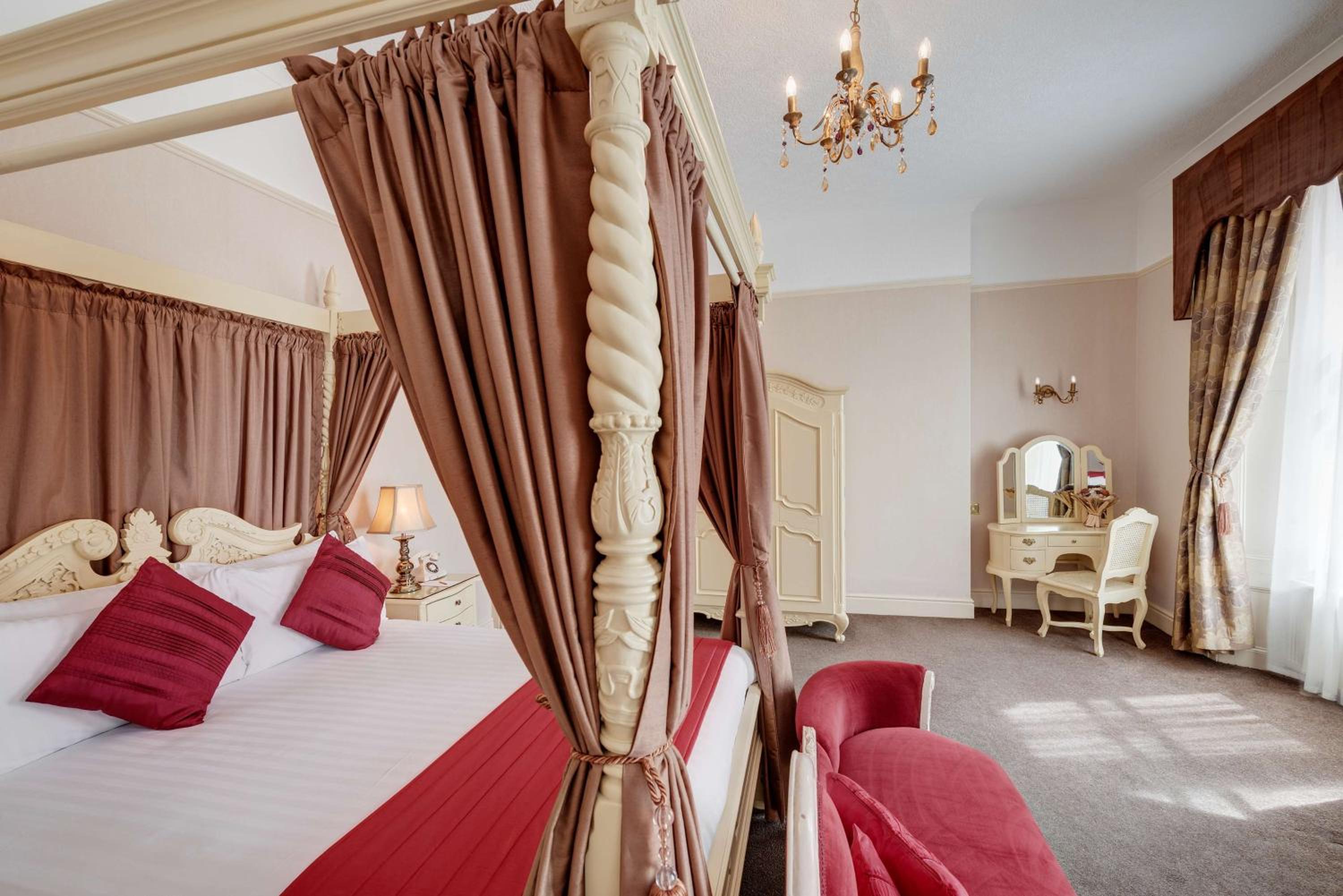 Double Room with Four Poster Bed and Spa Bath photo 1