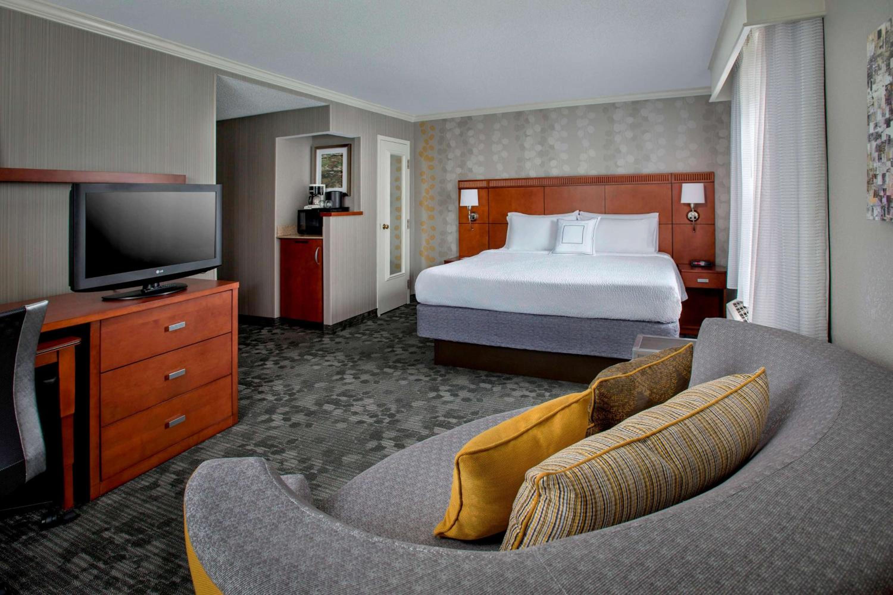 Deluxe King Guestroom - Photo 5