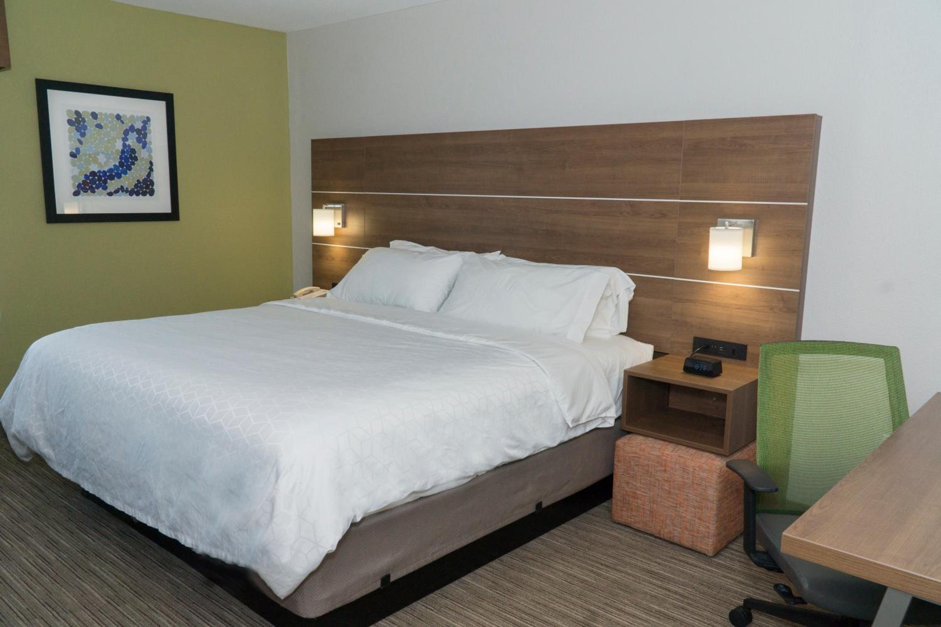 Standard King Room - Photo 12