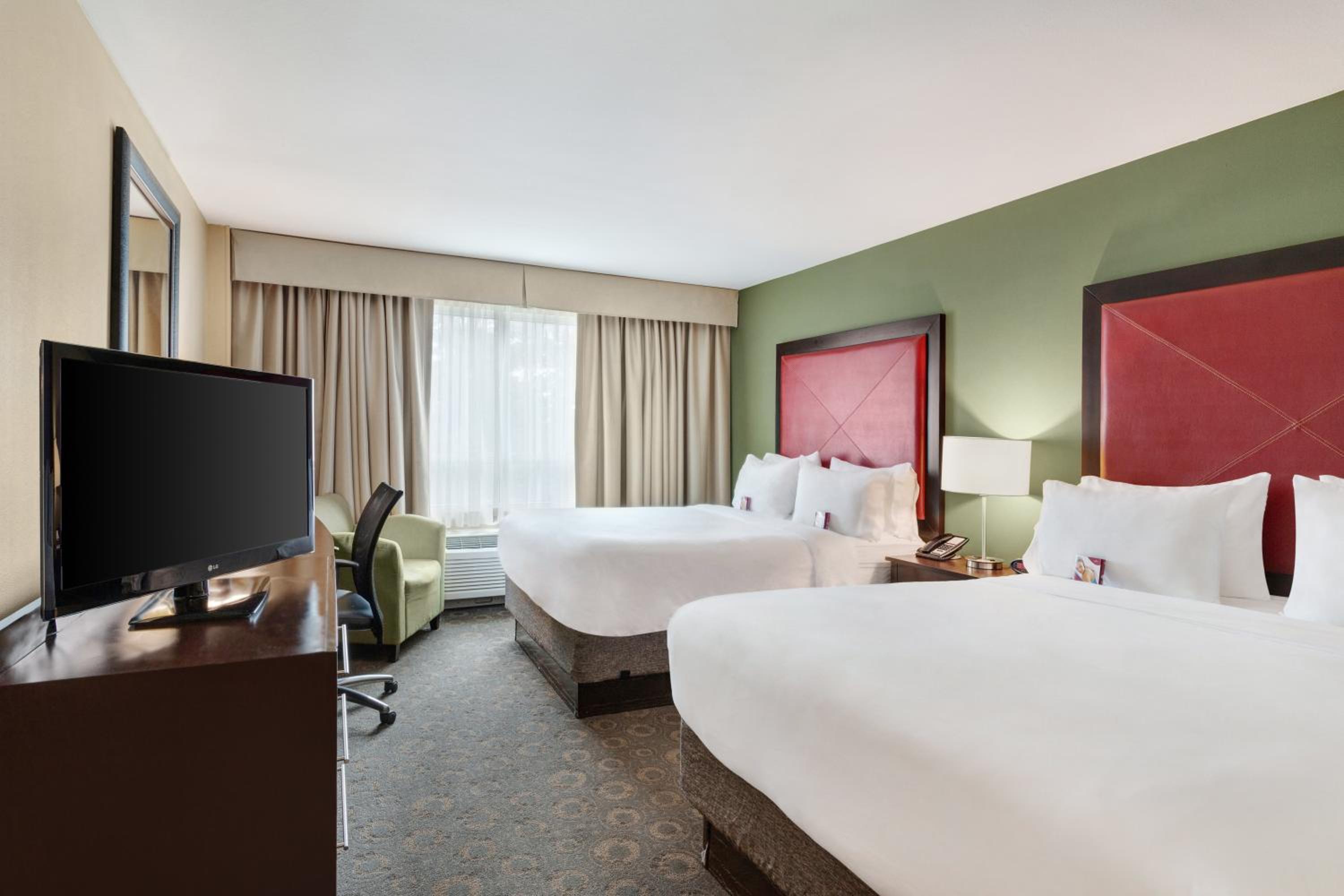 Standard Queen Room with Two Queen Beds - Photo 5