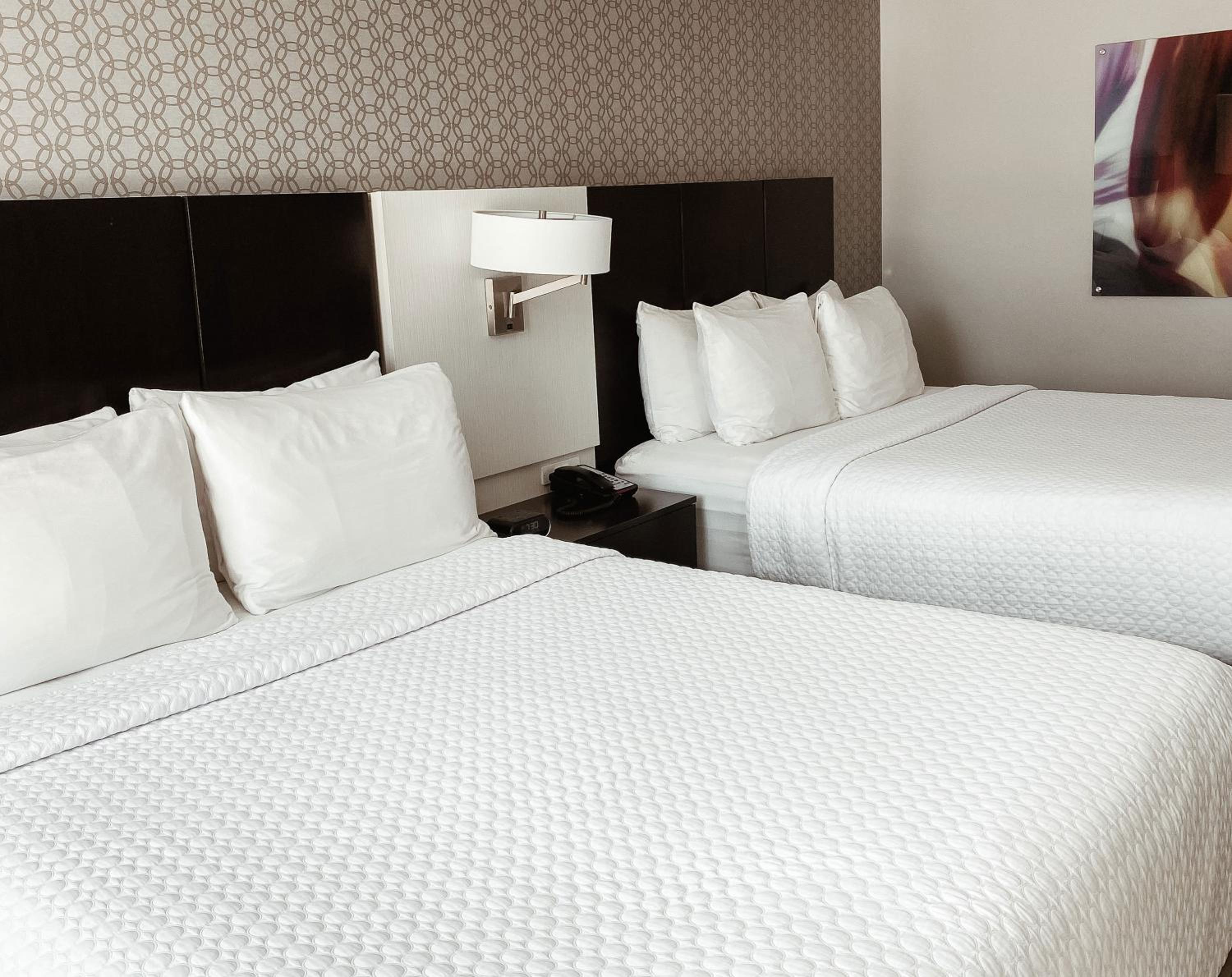 Standard Queen Room with Two Queen Beds - Photo 8