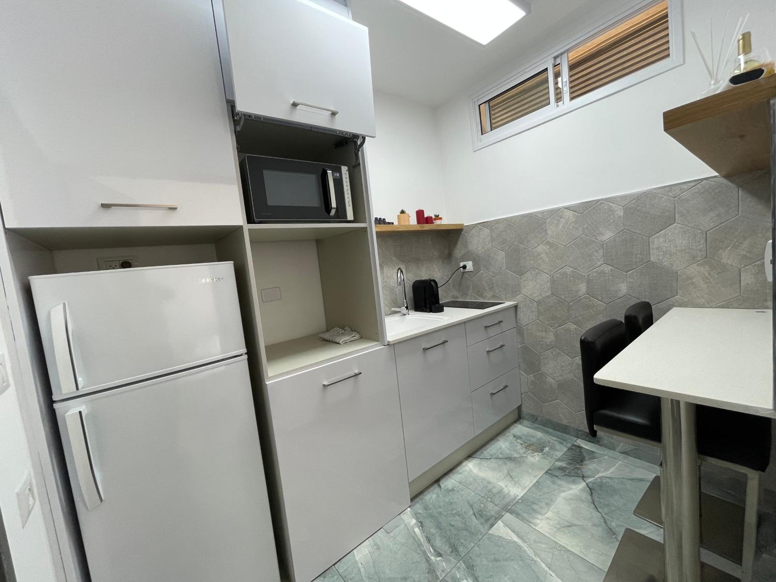 One-Bedroom Apartment - Photo 3