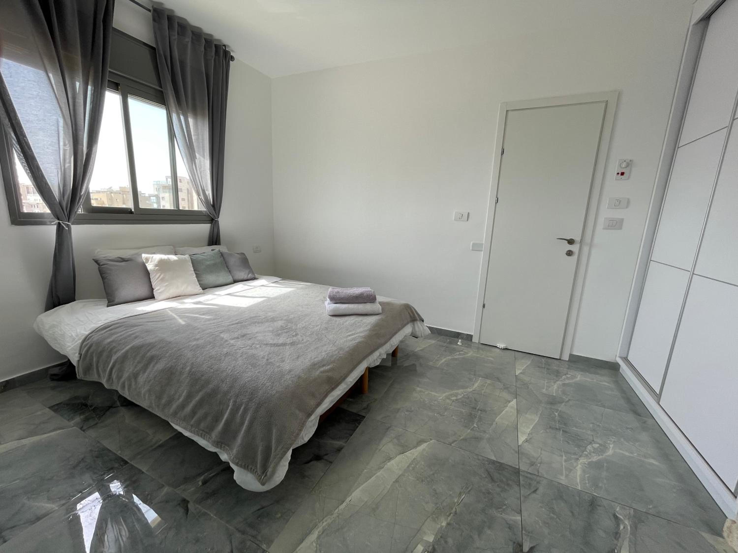 One-Bedroom Apartment - Photo 2