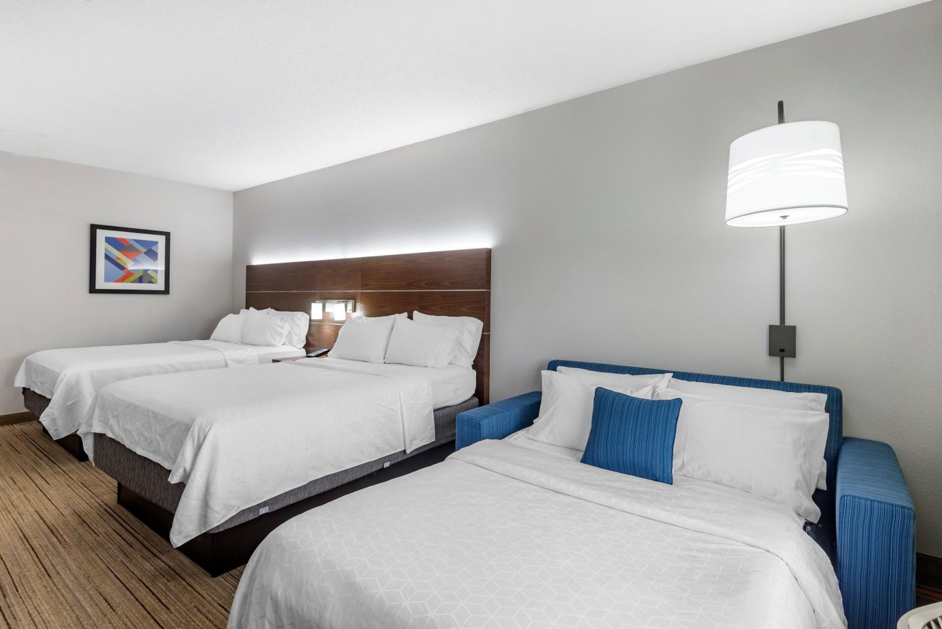 Standard Queen Room with Sofa Bed - Photo 1