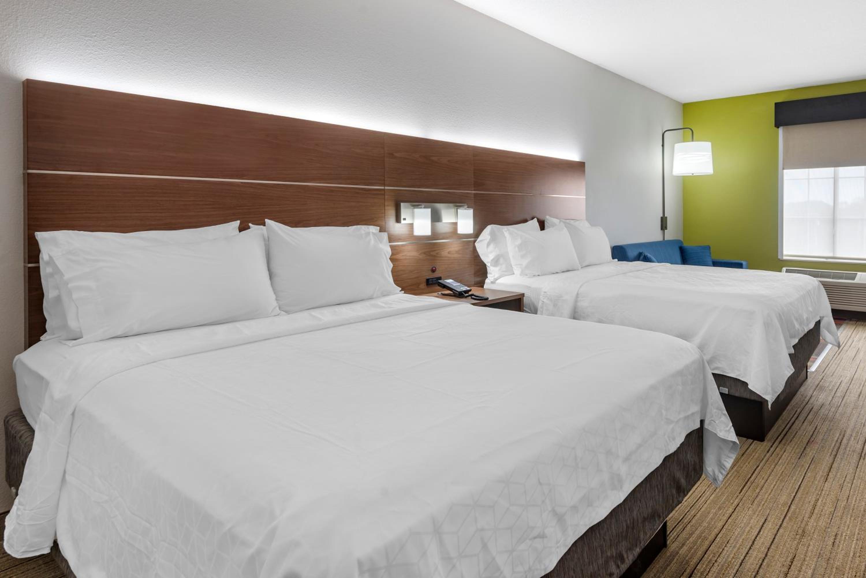 Standard Queen Room with Sofa Bed - Photo 3