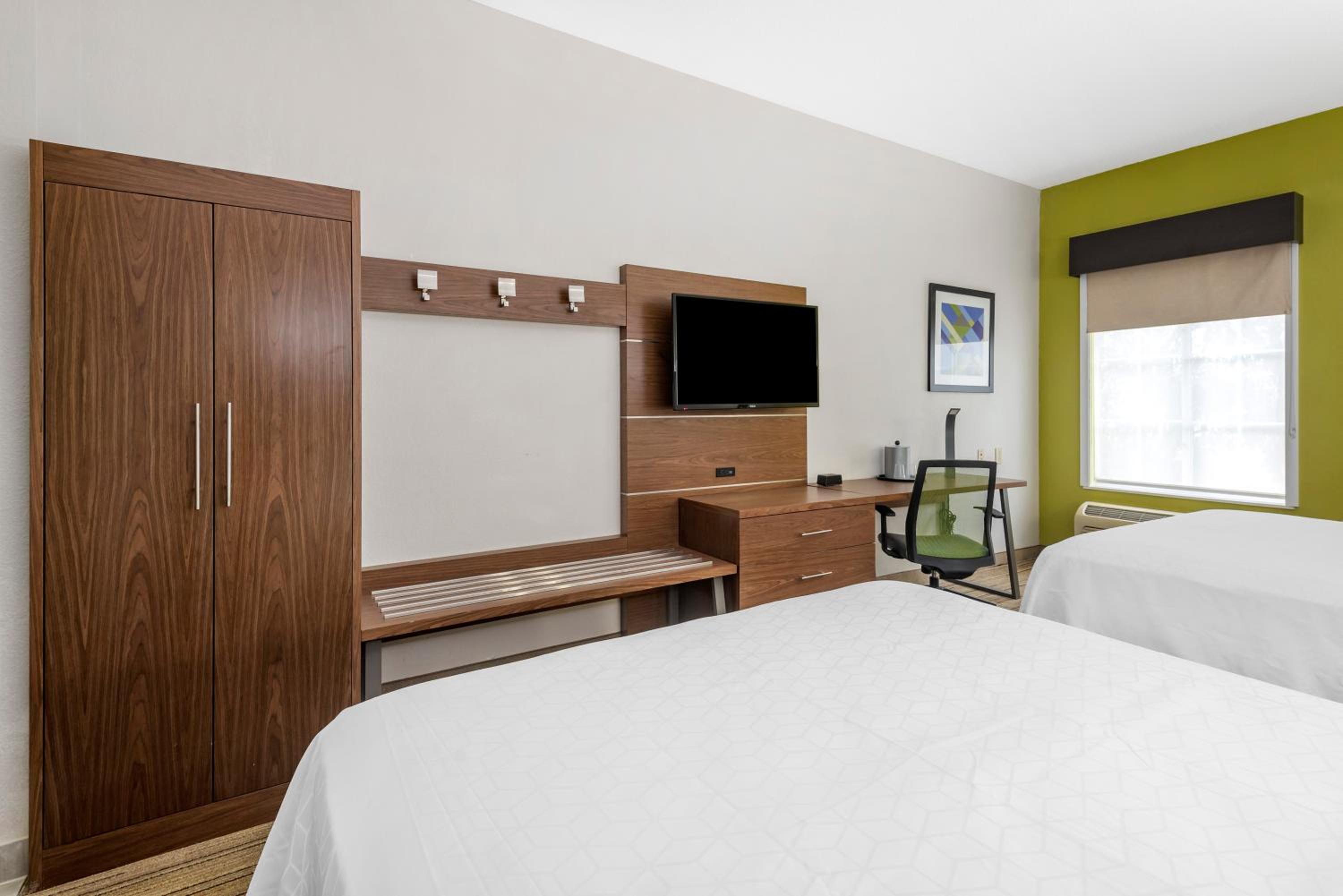 Standard Room with Two Queen Beds - Photo 2