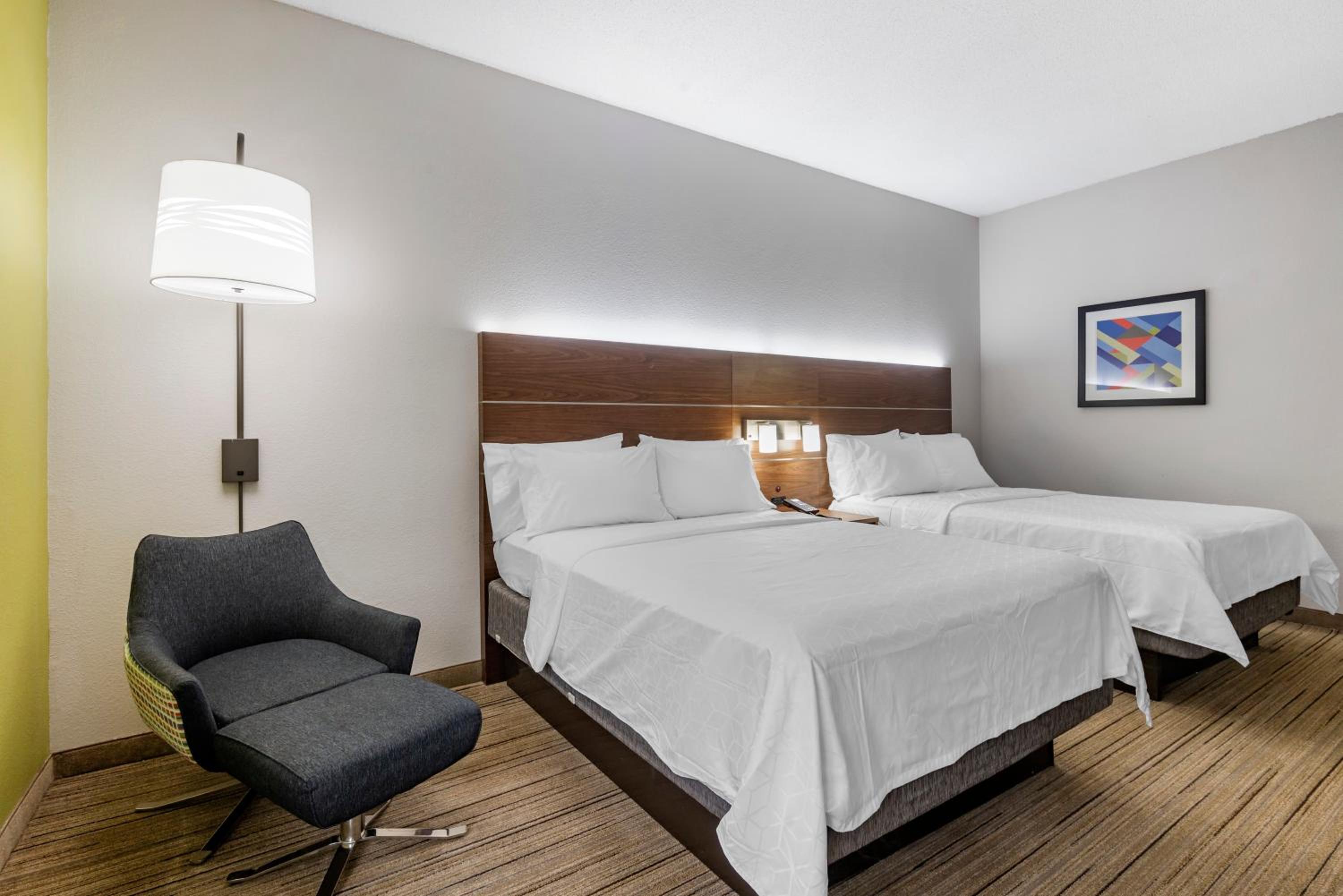 Standard Room with Two Queen Beds - Photo 1