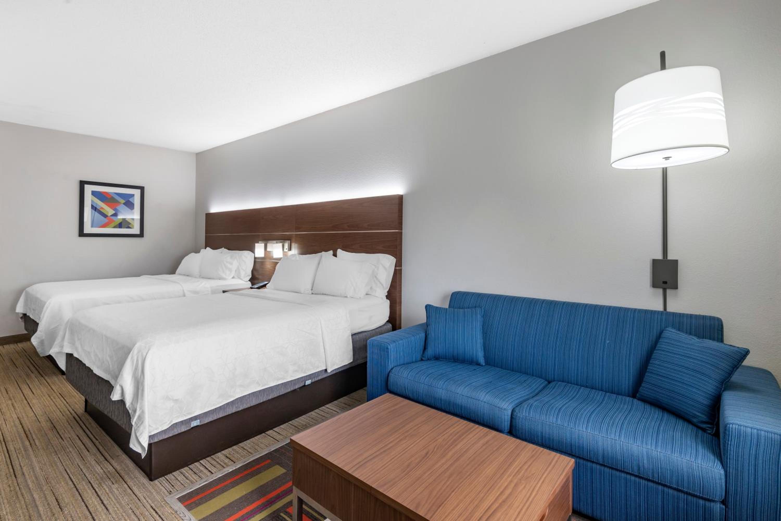 Standard Queen Room with Sofa Bed - Photo 2