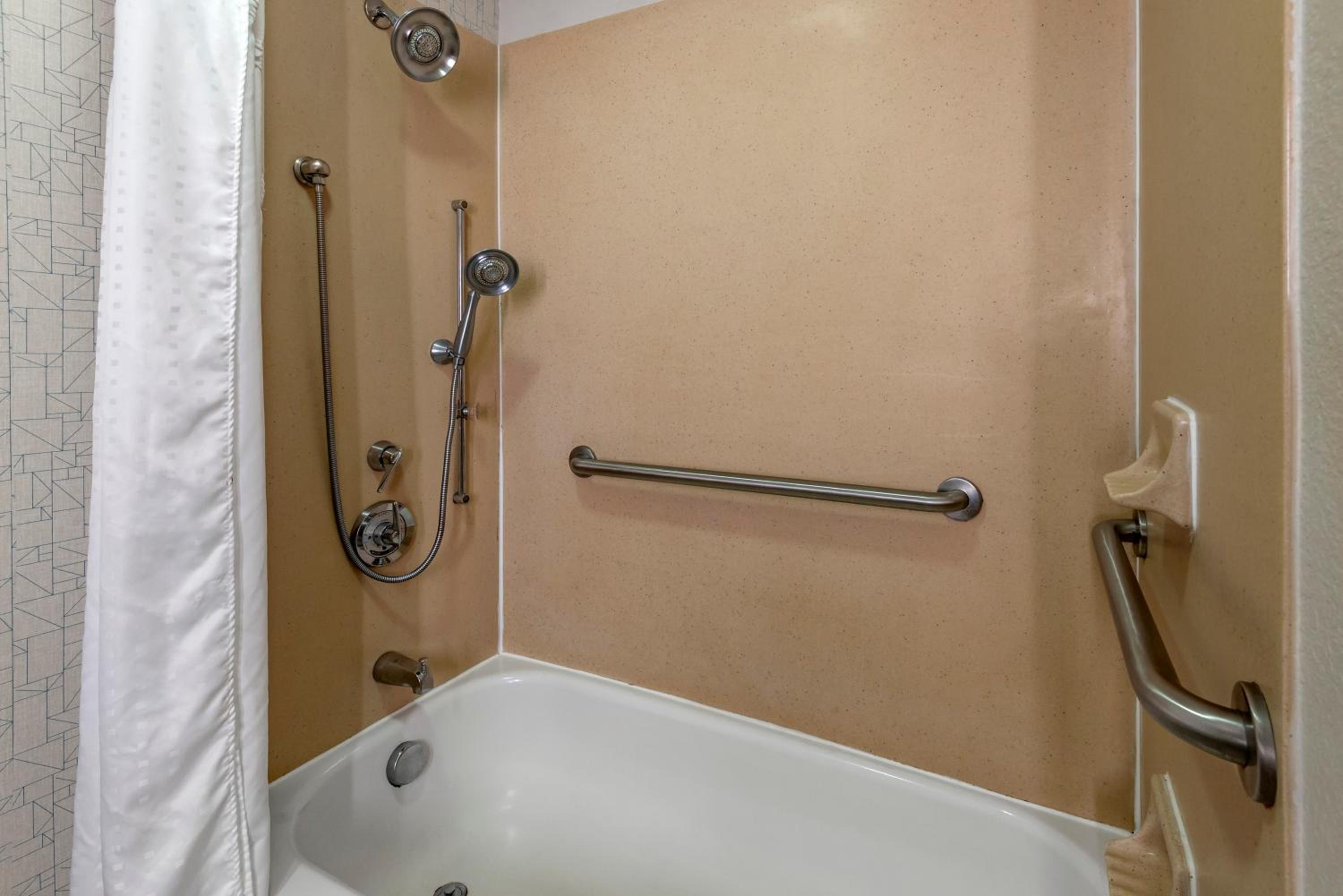 King Room - Disability Access - Photo 3