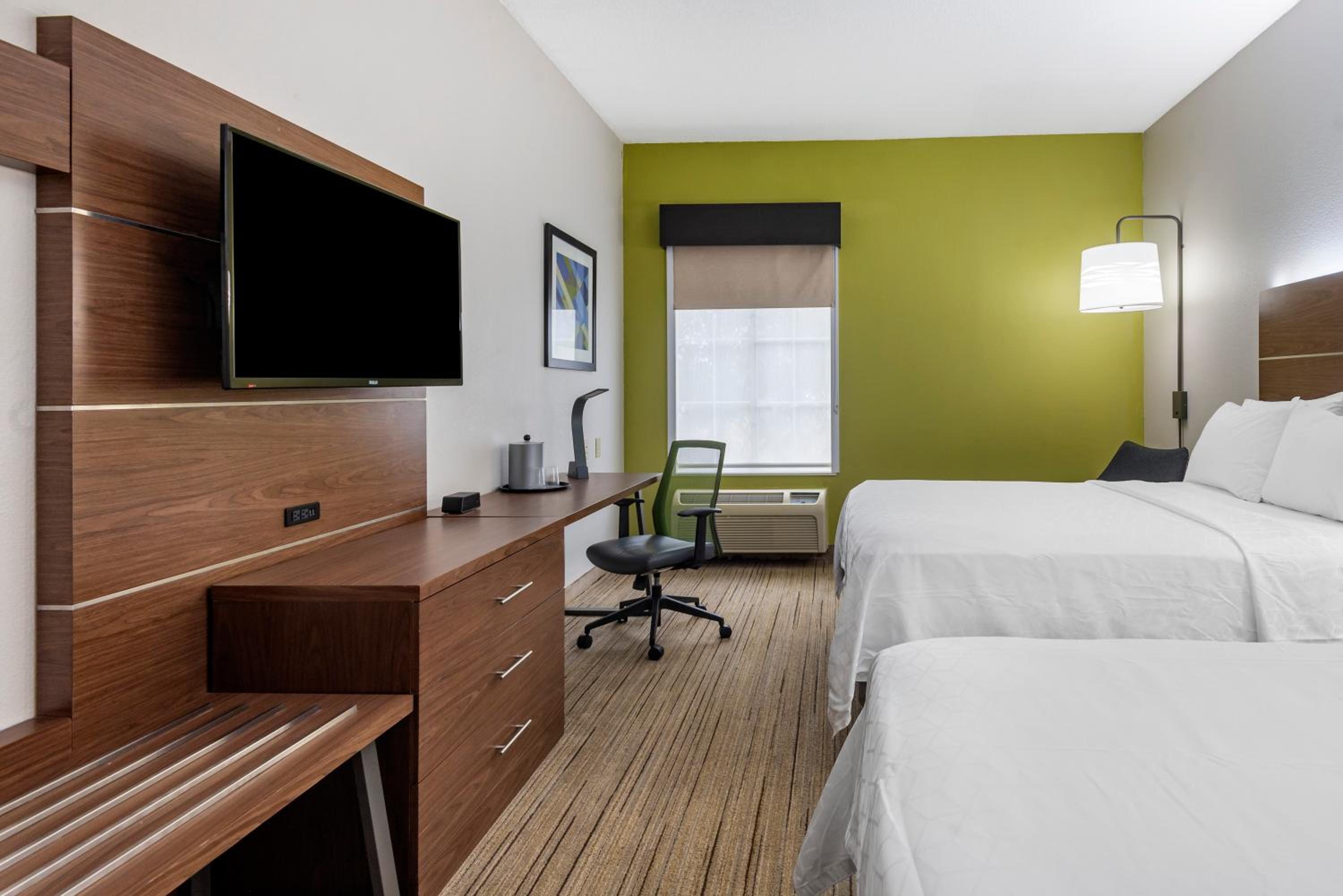 Standard Room with Two Queen Beds - Photo 4