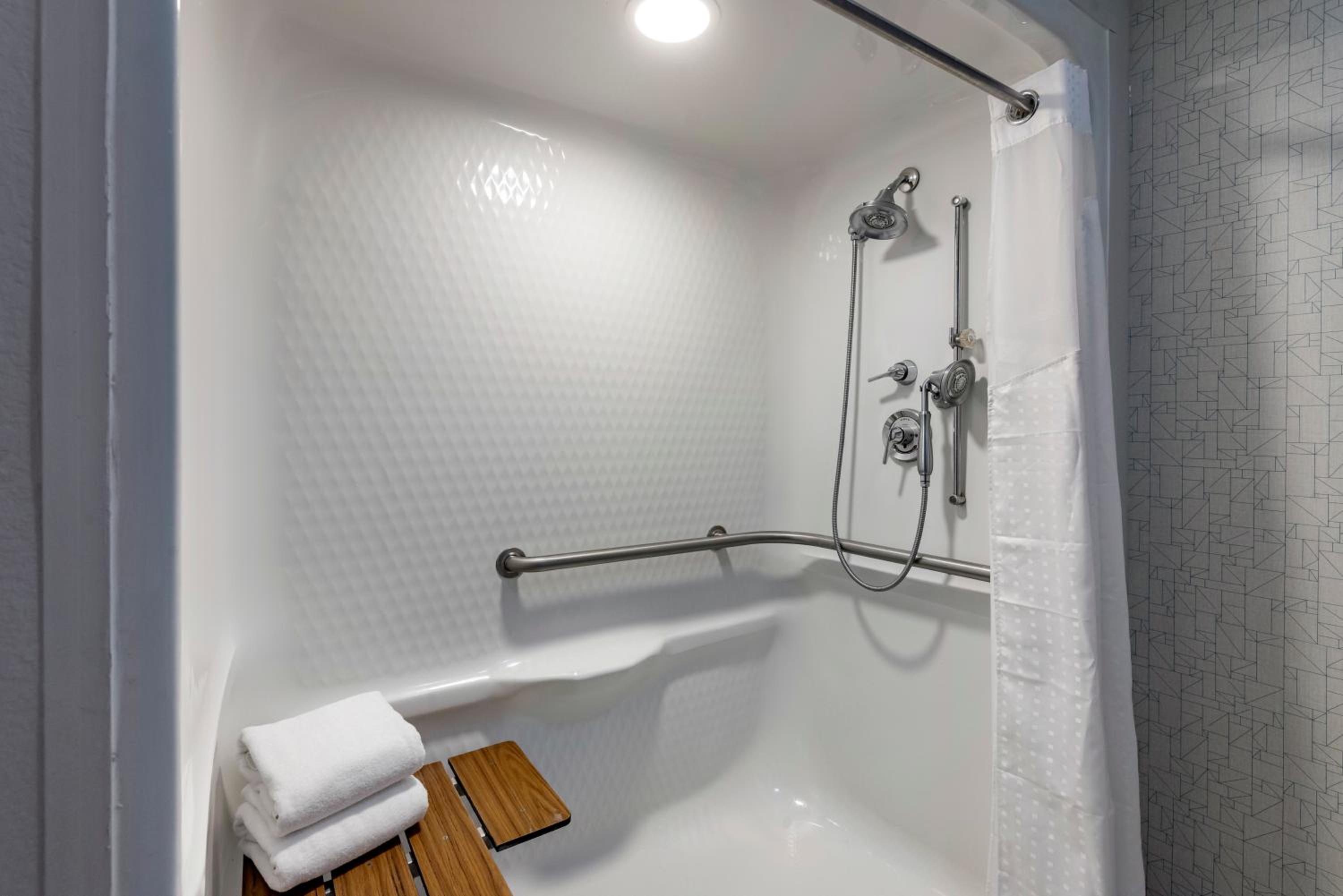 Standard King Room with Roll-in Shower - Mobility Accessible - Photo 3