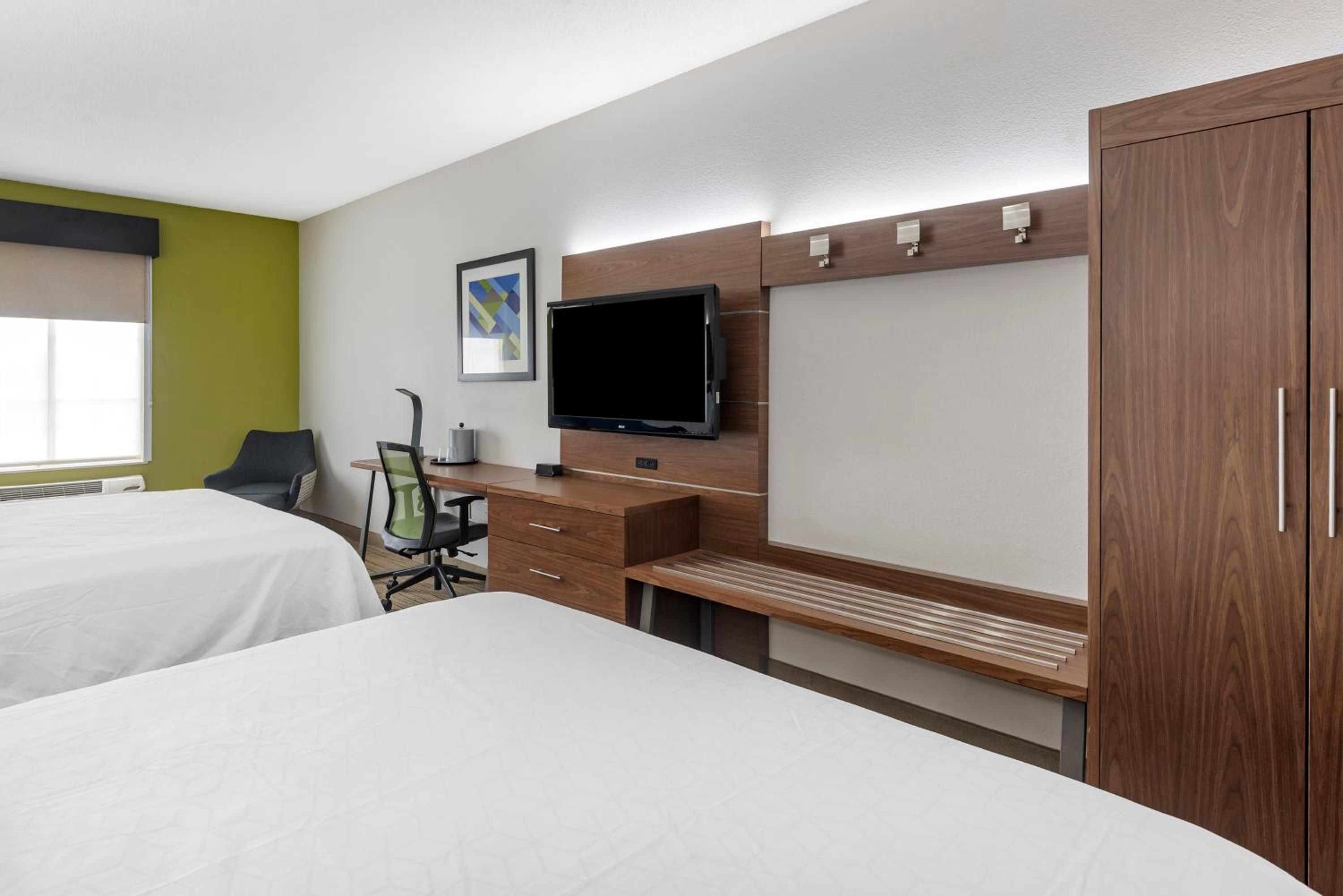 Standard Room with Two Queen Beds - Photo 5
