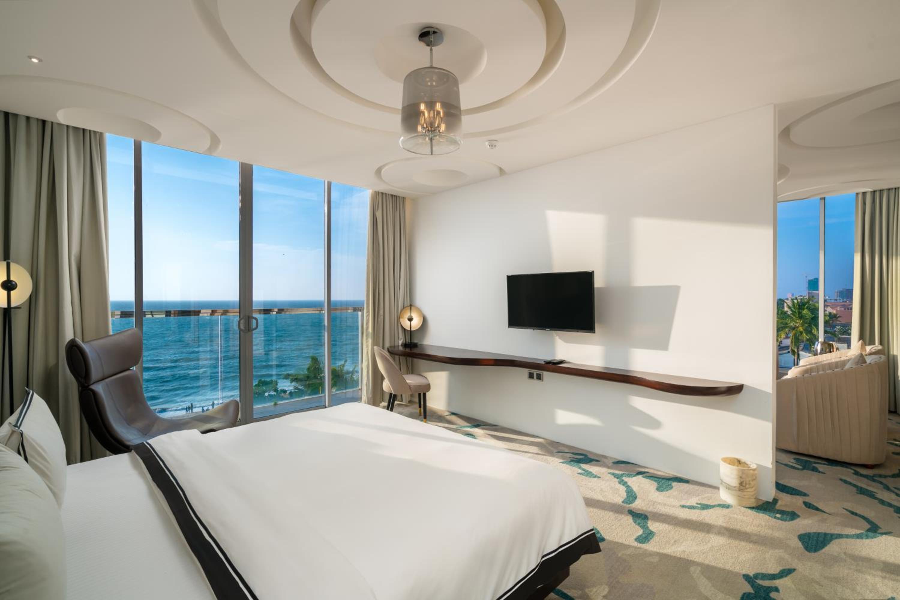 Ocean Suite with Spa Bath and Balcony photo 2