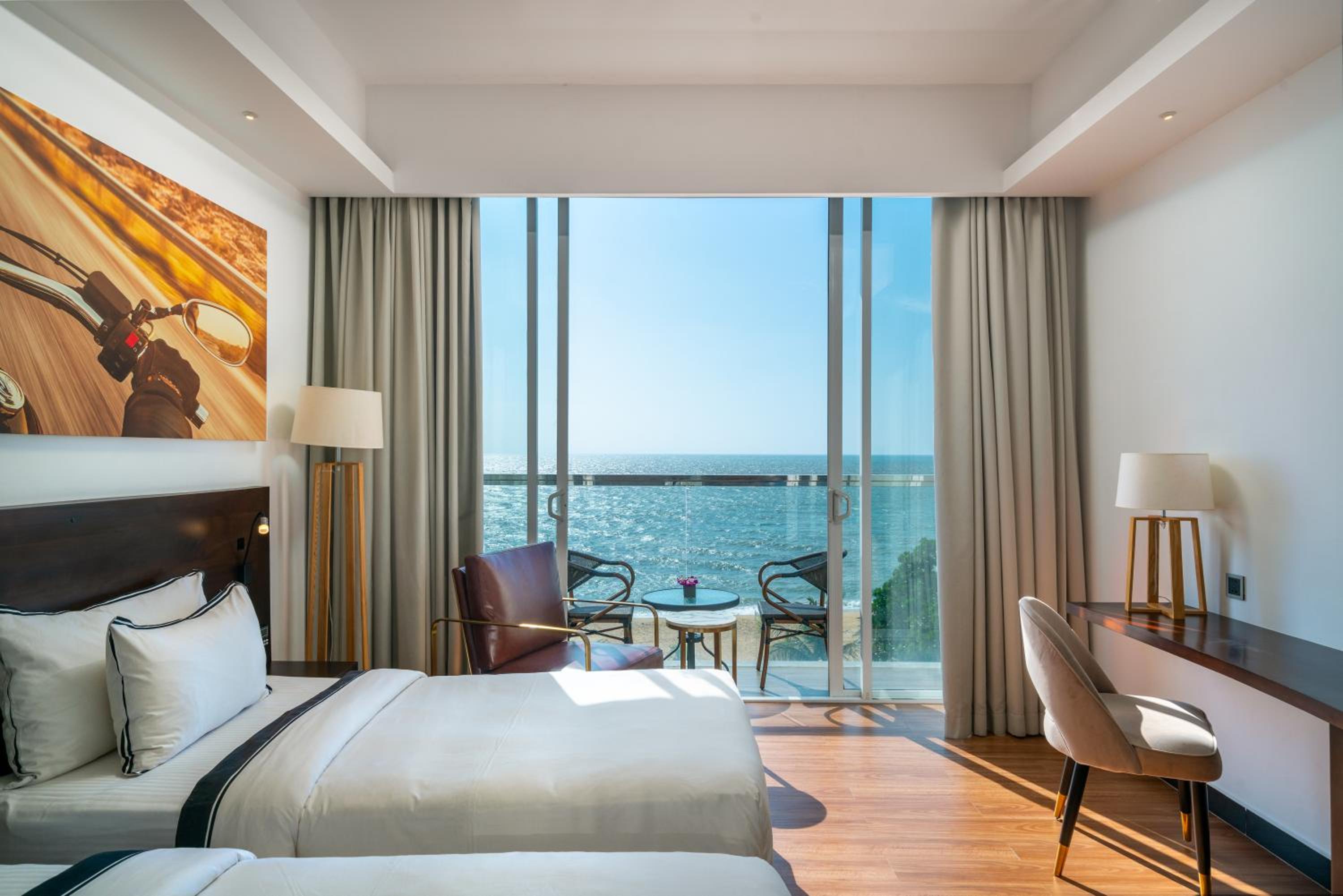 Super Deluxe Twin Room With Sea View and Balcony - Photo 3