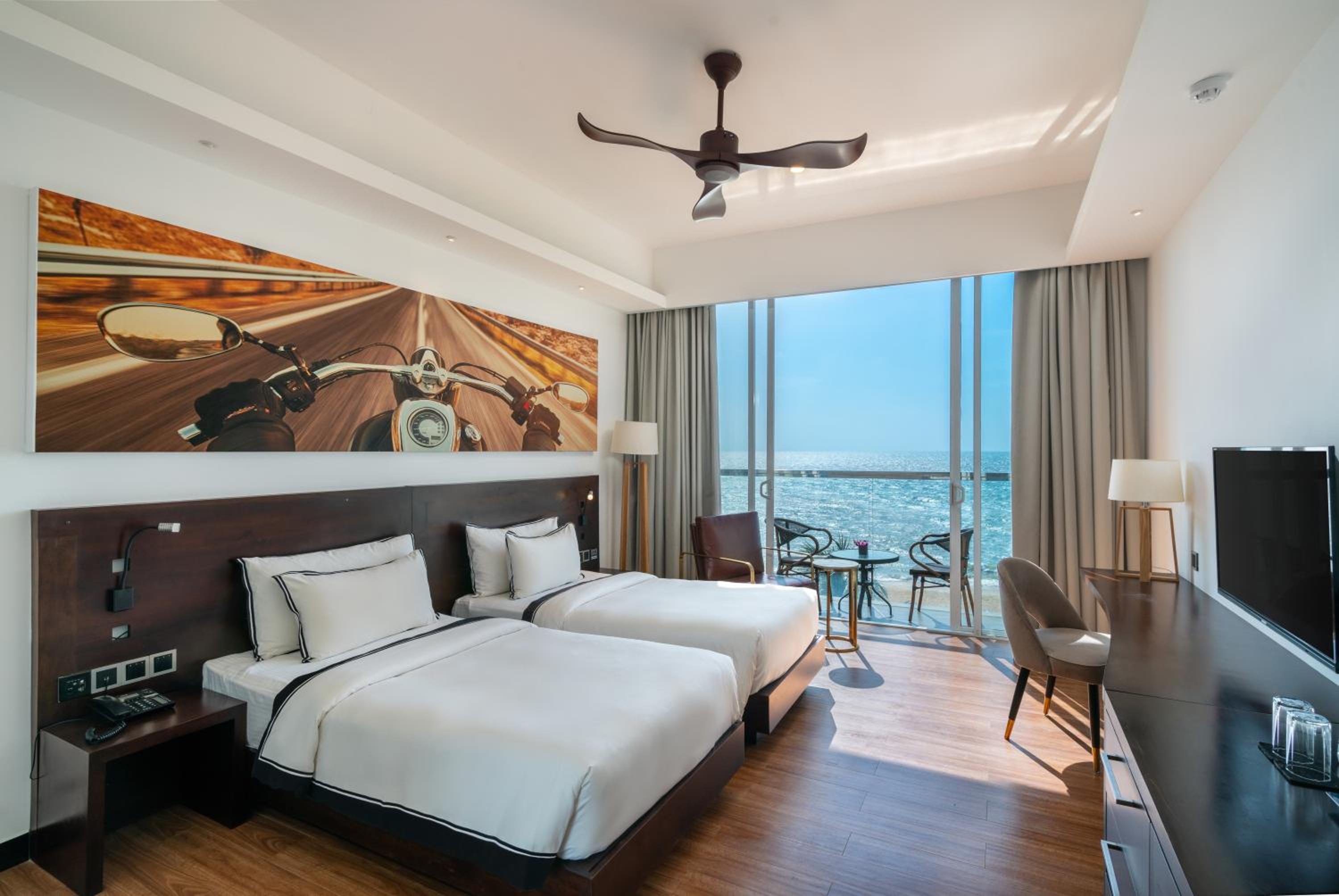Super Deluxe Twin Room With Sea View and Balcony - Photo 1