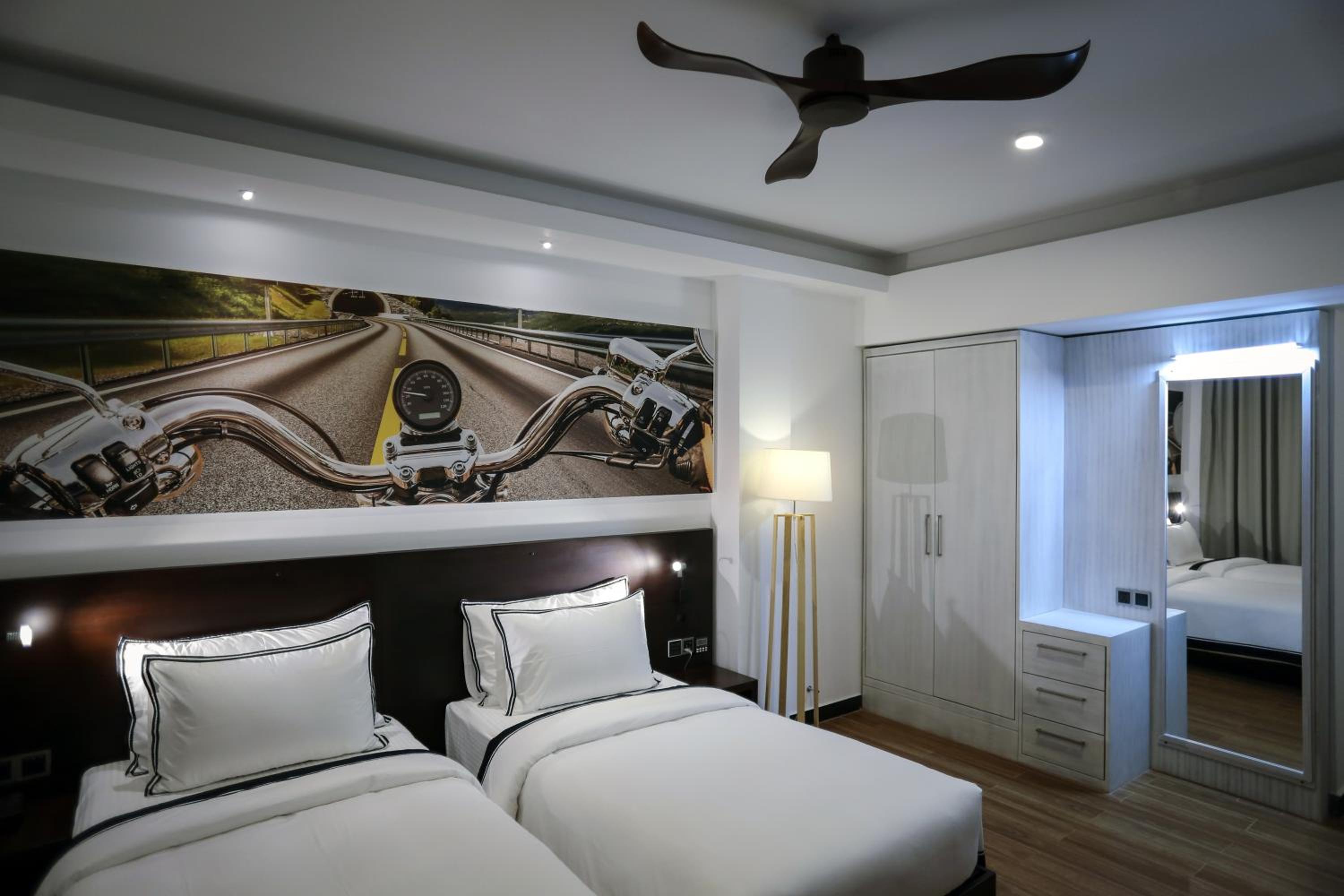 Super Deluxe Twin Room with Lateral Sea View photo 2