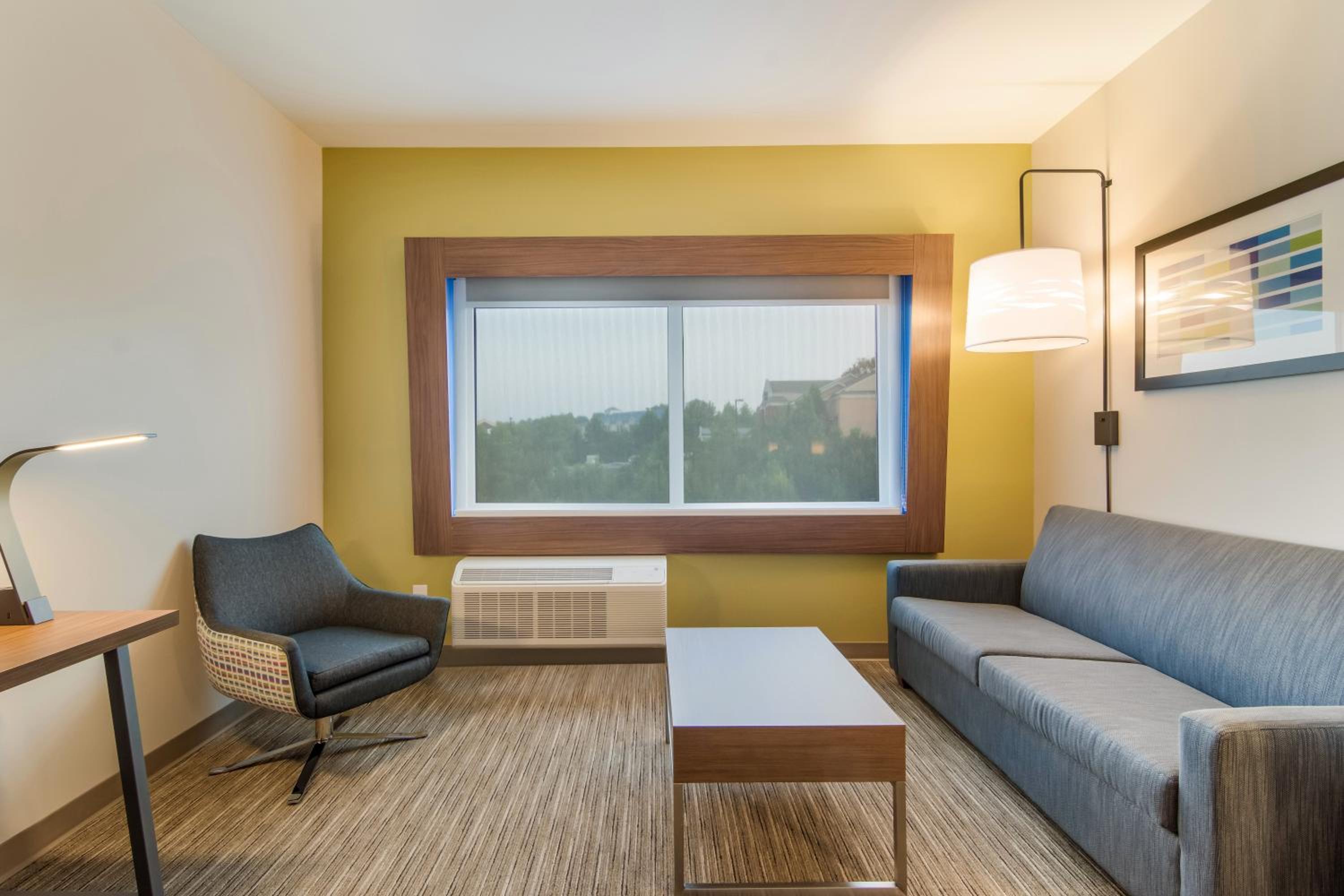 King Suite with Sofa Bed - Non-Smoking - Photo 2