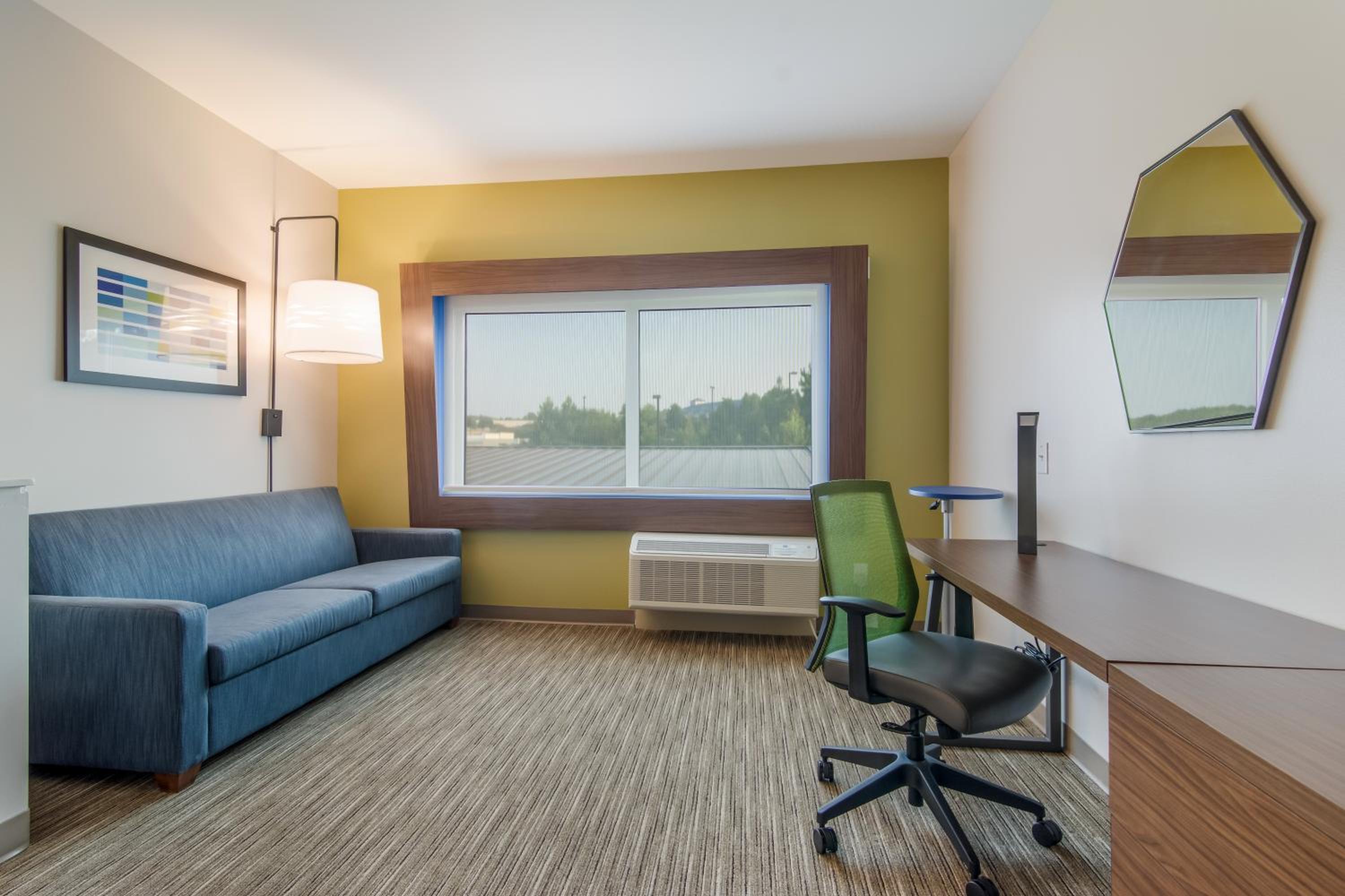 King Suite with Sofa Bed - Non-Smoking - Photo 7