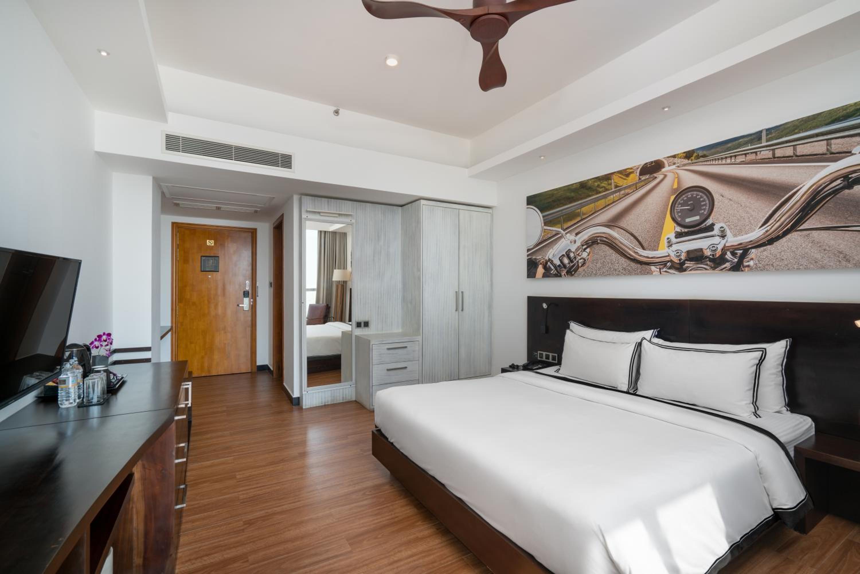 Super Deluxe King Room With Sea View and Balcony  - Photo 4